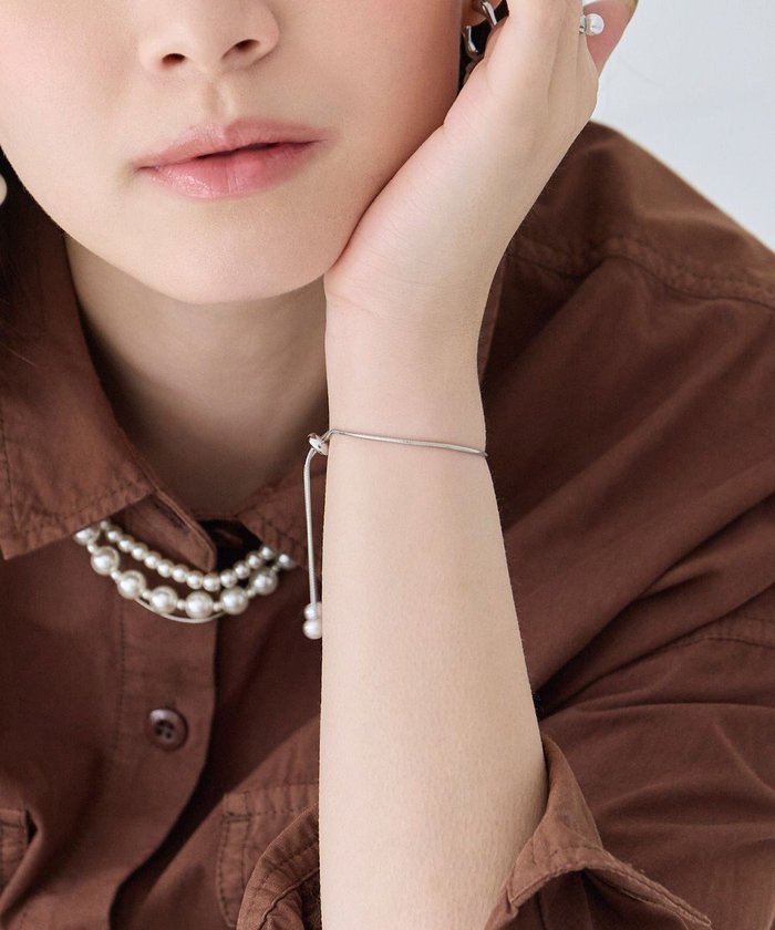 【フィービィー/phoebe】のスリムチェーンパールスライドブレスレット シルバー インテリア・キッズ・メンズ・レディースファッション・服の通販 founy(ファニー) https://founy.com/ ファッション Fashion レディースファッション Fashion for Women ジュエリー Jewelry チェーン＆カフブレスレット Cuff & Chain Bracelets アクセサリー Fashion Accessories シルバー Silver, Metallic Silver パール Pearl, Pearl Accent フィット Fit, Slim Fit フォーマル Formal, Dressy ブレスレット Bracelet, Wristband エレガント 上品 Elegant |ID: prp329100004807803 ipo3291000000034888664