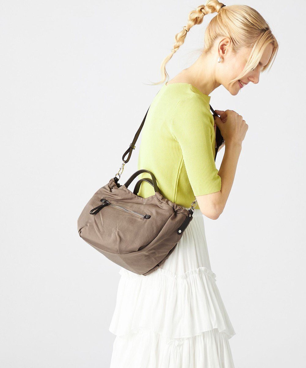 【ラ バガジェリー/LA BAGAGERIE】の【MONICA】サイドギャザー2WAYトートバッグ Sサイズ インテリア・キッズ・メンズ・レディースファッション・服の通販 founy(ファニー) 　ファッション　Fashion　レディースファッション　Fashion for Women　バッグ　Bags　ギャザー　Gathered, Ruffled　スマート　Smart, Elegant　フォルム　Silhouette, Form　ベーシック　Basic, Essential　ポケット　Pocket, Pocket Detail　マグネット　Magnet, Magnetic Closure　ベージュ|ID: prp329100004808807 ipo3291000000034898235