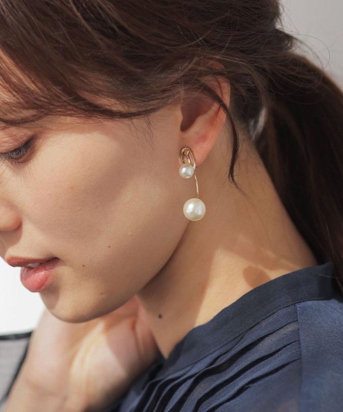 【組曲/KUMIKYOKU】のスウィングイミテーションパール イヤリング インテリア・キッズ・メンズ・レディースファッション・服の通販 founy(ファニー) https://founy.com/ ファッション Fashion レディースファッション Fashion for Women ジュエリー Jewelry ファッションリング Fashion Rings イヤリング・フープ・ドロップタイプ Hoop, Drop & Clip Earrings アクセサリー Fashion Accessories イヤリング Earrings シリコン Silicone, Silicone Material シンプル Simple, Minimal パール Pearl, Pearl Accent エレガント 上品 Elegant |ID: prp329100004811083 ipo3291000000035995668