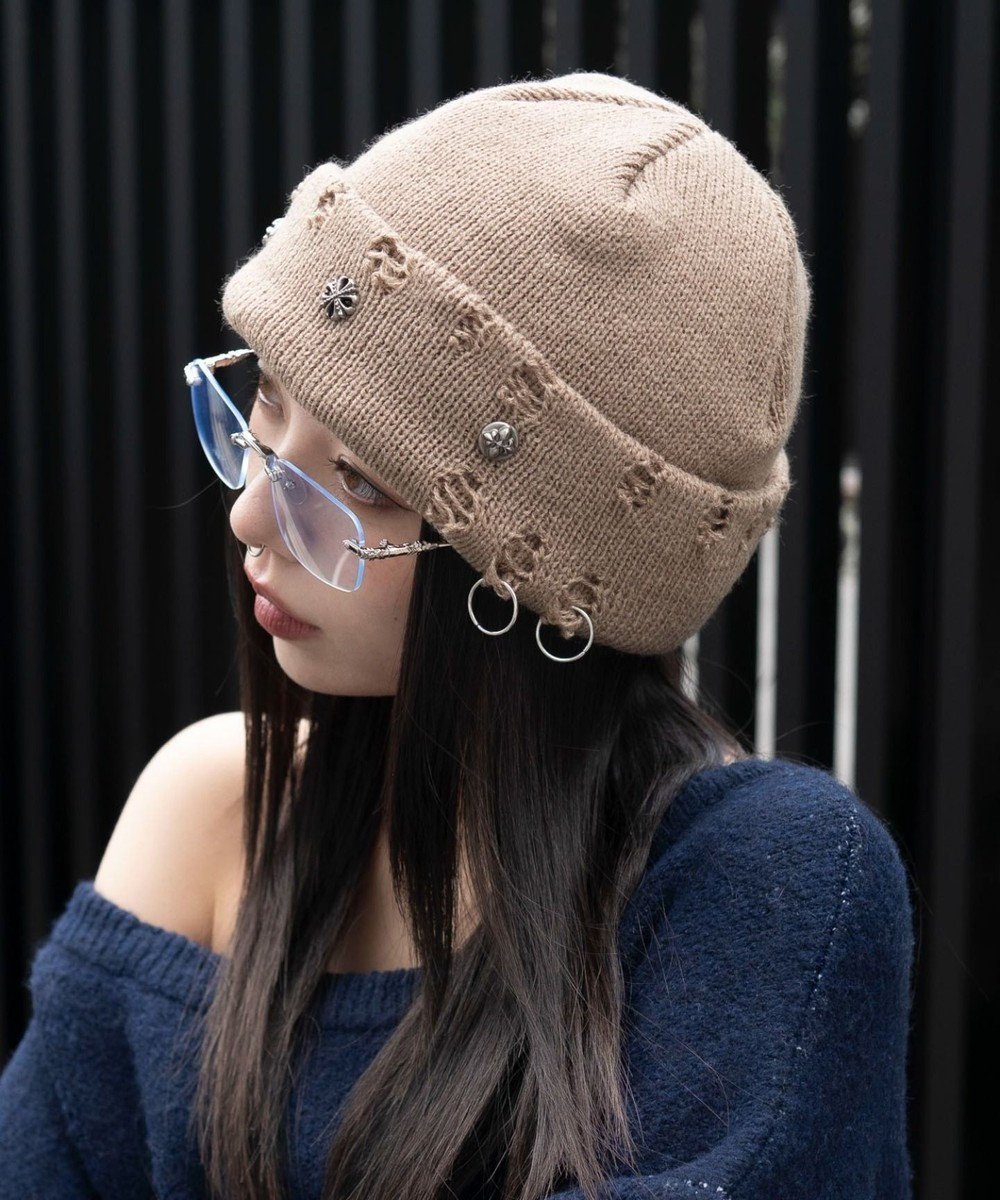 【ウィゴー/WEGO】のメタルチャームニットキャップ インテリア・キッズ・メンズ・レディースファッション・服の通販 founy(ファニー) 　ファッション　Fashion　レディースファッション　Fashion for Women　トップス・カットソー　Cut & Sew Tops　ニット　Knit Tops & Sweaters　キャップ&ハット　Hats & Caps　キャップ　Cap, Baseball Cap　クール　Cool, Chic　シンプル　Simple, Minimal　スマホ　Smartphone, Mobile Device　ダメージ　Distressed, Destroyed　チャーム　Charm, Pendant　メタル　Metal, Metal Parts　帽子　Hat, Headwear　ブラウン|ID: prp329100004811188 ipo3291000000034922421