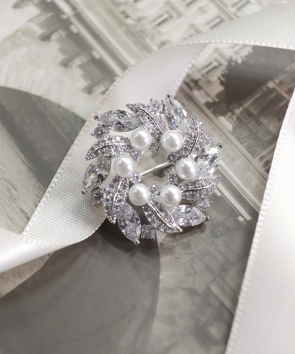 【ティアクラッセ/Tiaclasse】のリースモチーフブローチ インテリア・キッズ・メンズ・レディースファッション・服の通販 founy(ファニー) 　ファッション　Fashion　レディースファッション　Fashion for Women　アクセサリー　Fashion Accessories　オケージョン　Occasion Wear　春　Spring　秋　Autumn　コンパクト　Compact, Small Size　シューズ　Shoes, Footwear　シルバー　Silver, Metallic Silver　ジャケット　Jacket, Outerwear　ストール　Stole, Wrap　チュニック　Tunic, Long Top　バランス　Balance, Style Balance　パール　Pearl, Pearl Accent　ビジュー　Bijou, Jewel-like Accent　フォーマル　Formal, Dressy　ブローチ　Brooch, Pin Brooch　モチーフ　Motif, Design Theme　冬　Winter / This Winter　再入荷　Restock / Back in Stock　夏　Summer　エレガント 上品　Elegant　セレモニー　Ceremony　入学式　Entrance Ceremony　卒業式　Graduation Ceremony　新作・新入荷　New Arrivals / New In　結婚式　Wedding　シルバー|ID: prp329100004827332 ipo3291000000035126431