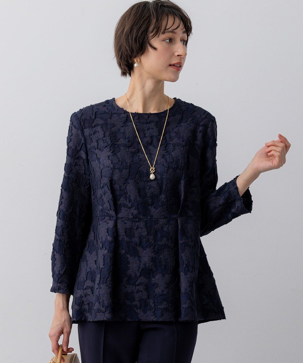 【23区/NIJYUSANKU】の【先行予約】ボタニカル カットジャガード ペプラムブラウス インテリア・キッズ・メンズ・レディースファッション・服の通販 founy(ファニー) 　ファッション　Fashion　レディースファッション　Fashion for Women　トップス・カットソー　Cut & Sew Tops　シャツ・ブラウス・オフィスカジュアル　Elegant Blouses & Button-Ups　春　Spring　カットジャガード　Cut Jacquard　デニム　Denim, Jeans Material　フェミニン　Feminine, Girly　フリンジ　Fringe, Tassel　ペプラム　Peplum, Flared Hem　ボタニカル　Botanical, Floral Pattern　S/S・春夏　SS, Spring/Summer, Warm Season　夏　Summer　エレガント 上品　Elegant　2026年　2026　ネイビー系|ID: prp329100004829174 ipo3291000000035147413