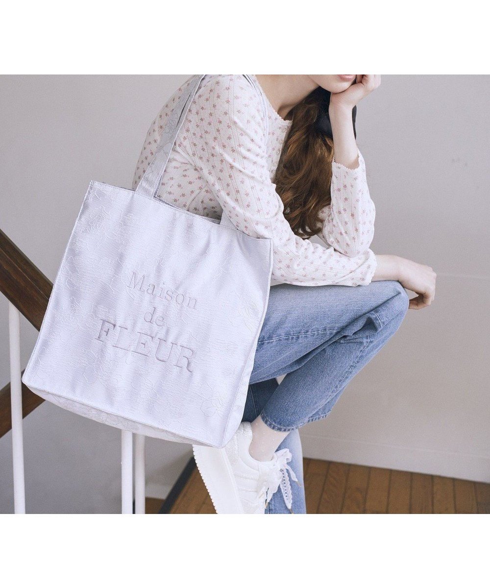 【メゾンドフルール/Maison de FLEUR】のブランドロゴ刺繍ジャカードスクエアトート インテリア・キッズ・メンズ・レディースファッション・服の通販 founy(ファニー) 　ファッション　Fashion　レディースファッション　Fashion for Women　バッグ　Bags　おすすめ　Recommended / Our Picks　ジャカード／ジャガード　Jacquard, Woven Pattern　スマホ　Smartphone, Mobile Device　フラワー　Flower, Floral　ポケット　Pocket, Pocket Detail　マグネット　Magnet, Magnetic Closure　エレガント 上品　Elegant　人気　Popular, Best Seller　ビジネス 仕事 通勤　Business / Work / Commuting　Light Blue|ID: prp329100004833739 ipo3291000000035201960