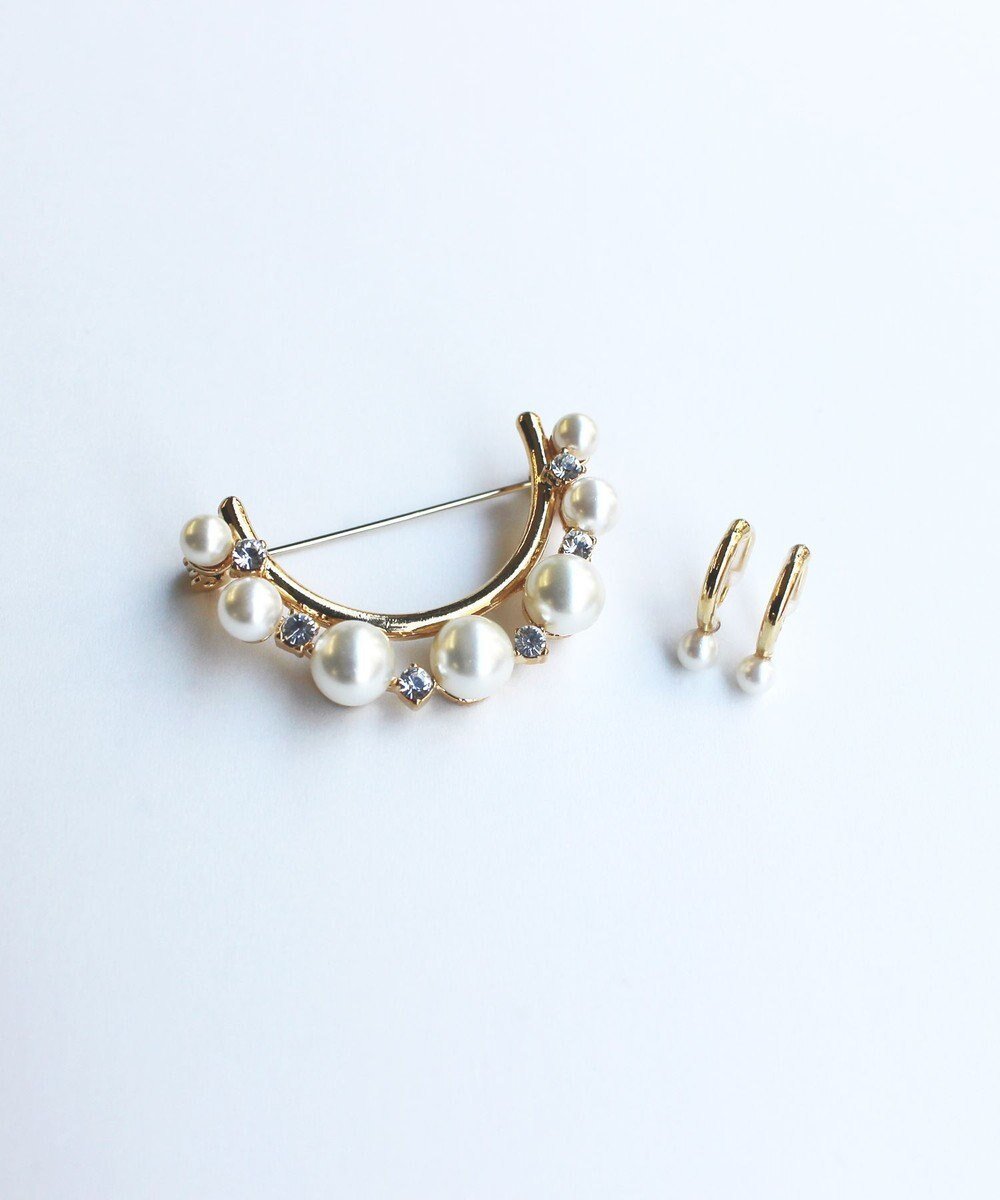 【フィービィー/phoebe】のオンワード限定セット 痛くないシリーズ/金属アレルギー対応ソロパールフープライトフィットイヤリング×フォーマルパールビジューハーフブローチ インテリア・キッズ・メンズ・レディースファッション・服の通販 founy(ファニー) 　ファッション　Fashion　レディースファッション　Fashion for Women　ジュエリー　Jewelry　ファッションリング　Fashion Rings　イヤリング・フープ・ドロップタイプ　Hoop, Drop & Clip Earrings　アクセサリー　Fashion Accessories　イヤリング　Earrings　シンプル　Simple, Minimal　パール　Pearl, Pearl Accent　フープ　Hoop, Hoop Earrings　ブローチ　Brooch, Pin Brooch　おすすめ　Recommended / Our Picks　エレガント 上品　Elegant　入学式　Entrance Ceremony　卒業式　Graduation Ceremony　結婚式　Wedding　ホワイト|ID: prp329100004833800 ipo3291000000035202195