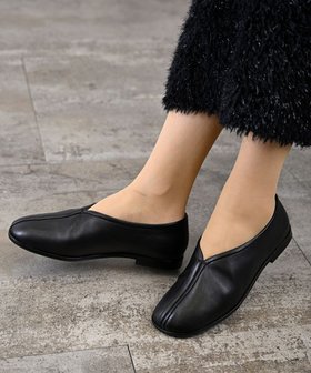 【アポム/APOM】のオブリークトゥバイプドスリップオン15 人気、トレンドファッション・服の通販 founy(ファニー) ファッション Fashion レディースファッション Fashion for Women シューズ Shoes, Footwear シンプル Simple, Minimal スニーカー Sneakers, Trainers パイピング Piping, Trim Design フィット Fit, Slim Fit フォルム Silhouette, Form フラット Flat, Flat Shoes ラグジュアリー Luxury, Elegant リラックス Relax, Relaxed Fit 楽ちん Easy Fit, Comfortable |ID:prp329100004838846