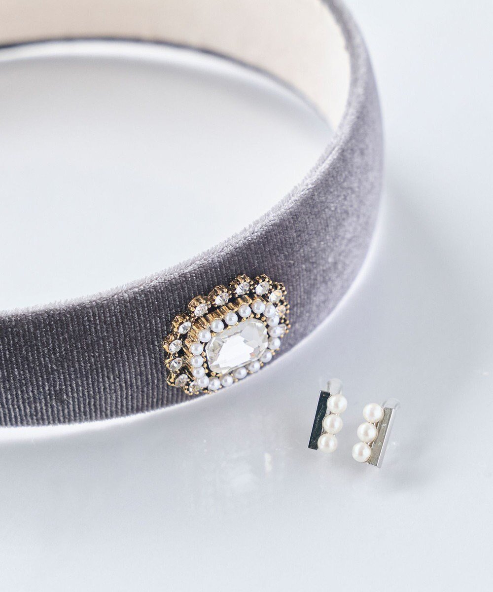 【フィービィー/phoebe】のオンワード限定セット パール バーライトフィットイヤリング×クラッシービジューカチューシャ シルバー 人気、トレンドファッション・服の通販 founy(ファニー) 　ファッション　Fashion　レディースファッション　Fashion for Women　ジュエリー　Jewelry　ファッションリング　Fashion Rings　イヤリング・フープ・ドロップタイプ　Hoop, Drop & Clip Earrings　アクセサリー　Fashion Accessories　イヤリング　Earrings　クラシック　Classic, Timeless Style　シルバー　Silver, Metallic Silver　シンプル　Simple, Minimal　ダウン　Down, Puffer　トレンド　Trend, Trending Now　バランス　Balance, Style Balance　パール　Pearl, Pearl Accent　ビジュー　Bijou, Jewel-like Accent　ベロア　Velour, Soft Velvet　エレガント 上品　Elegant　 other-1|ID: prp329100004839490 ipo3291000000035804575