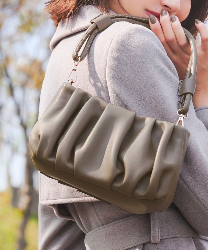 【ティアクラッセ/Tiaclasse】の【安田美沙子さん着用・2WAY】ギャザーワンハンドルバッグ インテリア・キッズ・メンズ・レディースファッション・服の通販 founy(ファニー) https://founy.com/ ファッション Fashion レディースファッション Fashion for Women バッグ Bags アクセサリー Fashion Accessories カーディガン Cardigan, Knitwear ギフト プレゼント Gift / Present ギャザー Gathered, Ruffled ショルダー Shoulder, Shoulder Strap チュニック Tunic, Long Top ポケット Pocket, Pocket Detail エレガント 上品 Elegant 再入荷 Restock / Back in Stock 冬 Winter / This Winter 新作・新入荷 New Arrivals / New In 秋 Autumn |ID: prp329100004839617 ipo3291000000035268072