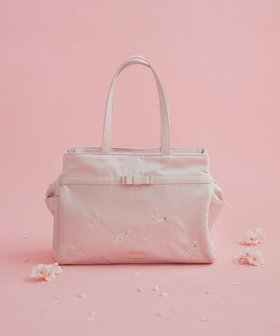 【メゾンドフルール/Maison de FLEUR】のsakura3ルームトートバッグ 人気、トレンドファッション・服の通販 founy(ファニー) ファッション Fashion レディースファッション Fashion for Women バッグ Bags フォルム Silhouette, Form ポケット Pocket, Pocket Detail モチーフ Motif, Design Theme リボン Ribbon, Bow 旅行 Travel 春 Spring |ID:prp329100004839902