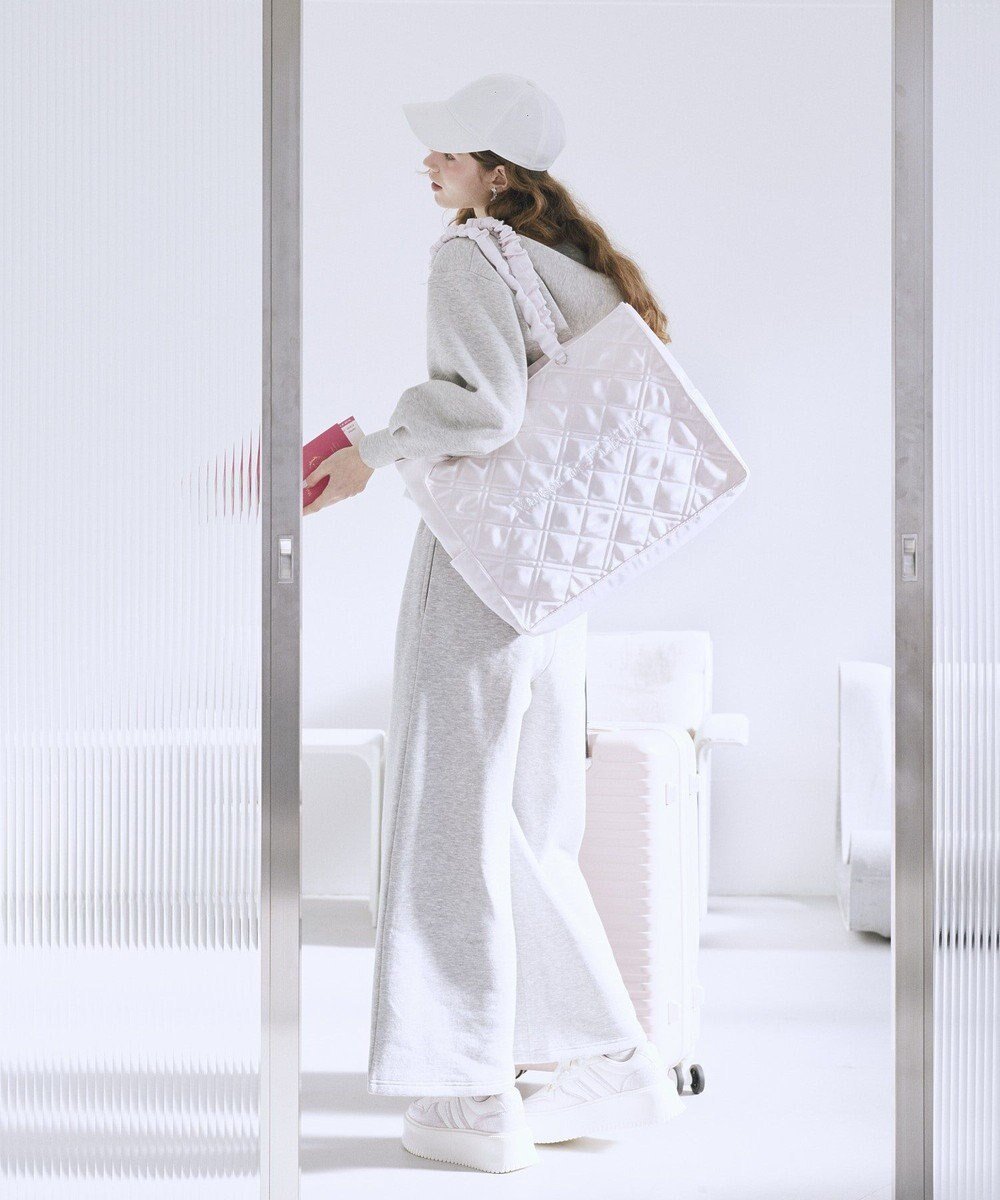 【メゾンドフルール/Maison de FLEUR】のギャザーハンドルキルティングキャリーオンバッグ 人気、トレンドファッション・服の通販 founy(ファニー) 　ファッション　Fashion　レディースファッション　Fashion for Women　バッグ　Bags　キルティング　Quilted, Quilting　ギャザー　Gathered, Ruffled　スマート　Smart, Elegant　チャーム　Charm, Pendant　トレンド　Trend, Trending Now　ポケット　Pocket, Pocket Detail　旅行　Travel　 other-1|ID: prp329100004840152 ipo3291000000035704848