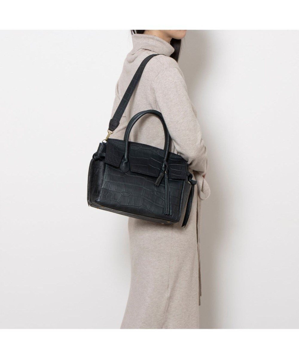 【アンビリオン/UNBILLION】の【テレビ ドラマ着用アイテム】perche 姫路オイルレザーフラップ付きトートバッグS インテリア・キッズ・メンズ・レディースファッション・服の通販 founy(ファニー) 　ファッション　Fashion　レディースファッション　Fashion for Women　バッグ　Bags　オイル　Body Oil　ショルダー　Shoulder, Shoulder Strap　タッセル　Tassel, Fringe　リボン　Ribbon, Bow　日本製　Made In Japan　クロコネイビー|ID: prp329100004840943 ipo3291000000036150732