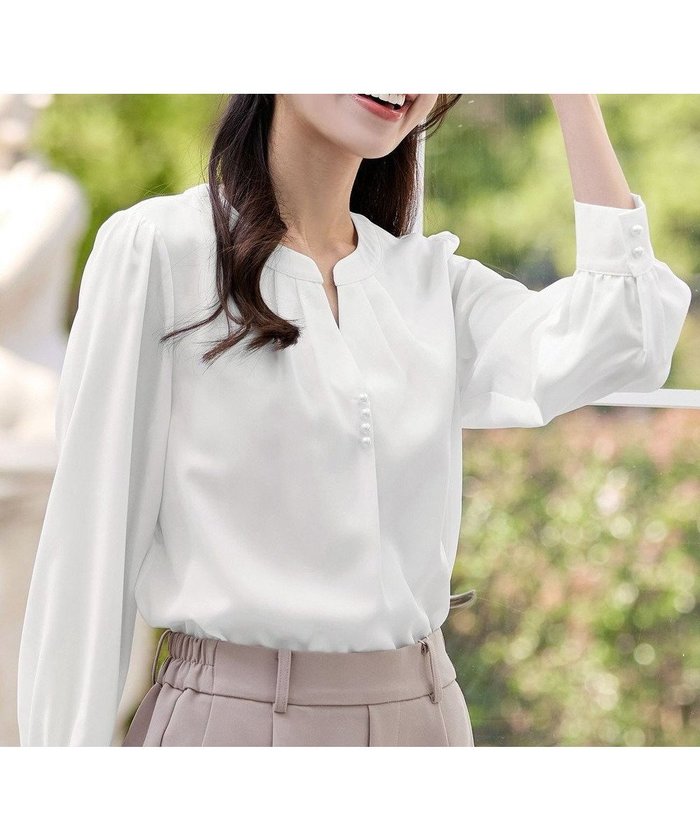 【ティアクラッセ/Tiaclasse】の【洗える】スキッパー衿ボタンブラウス インテリア・キッズ・メンズ・レディースファッション・服の通販 founy(ファニー) https://founy.com/ ファッション Fashion レディースファッション Fashion for Women トップス・カットソー Cut & Sew Tops シャツ・ブラウス・オフィスカジュアル Elegant Blouses & Button-Ups アクセサリー Fashion Accessories ウォッシャブル Machine Washable 春 Spring 洗える Machine Washable 秋 Autumn シューズ Shoes, Footwear ジョーゼット Georgette, Semi-Sheer Fabric スキッパー Skipper, Open Collar パール Pearl, Pearl Accent ポケット Pocket, Pocket Detail 無地 Plain, Solid Color 冬 Winter / This Winter A/W・秋冬 Autumn/Winter S/S・春夏 SS, Spring/Summer, Warm Season 再入荷 Restock / Back in Stock 夏 Summer 新作・新入荷 New Arrivals / New In ビジネス 仕事 通勤 Business / Work / Commuting |ID: prp329100004840982 ipo3291000000035708218