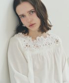 【イェッカ ヴェッカ/YECCA VECCA】のフラワーレースブラウス 人気、トレンドファッション・服の通販 founy(ファニー) ファッション Fashion レディースファッション Fashion for Women トップス・カットソー Cut & Sew Tops シャツ・ブラウス・オフィスカジュアル Elegant Blouses & Button-Ups ギャザー Gathered, Ruffled シャーリング Shirring, Ruched デニム Denim, Jeans Material フラワー Flower, Floral ポケット Pocket, Pocket Detail レース Lace, Lace Fabric 夏 Summer 春 Spring S/S・春夏 SS, Spring/Summer, Warm Season thumbnail Off White|ID: prp329100004841440 ipo3291000000035284051