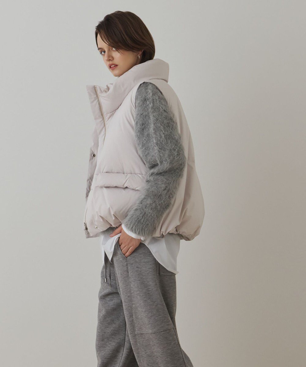 【グレース コンチネンタル/GRACE CONTINENTAL】のスタンドカラーダウンベスト 人気、トレンドファッション・服の通販 founy(ファニー) 　ファッション　Fashion　レディースファッション　Fashion for Women　アウター　Coat / Outerwear Collection　レディースジャケット・軽アウター　Jackets　ジャケット　Jacket, Outerwear　スタンド　Stand Collar, Upright Stand　タフタ　Taffeta, Structured Fabric　ダウン　Down, Puffer　フェザー　Feather, Feather Detail　フォルム　Silhouette, Form　ベスト　Vest, Waistcoat　定番　Standard, Basic Item　A/W・秋冬　Autumn/Winter　 other-1|ID: prp329100004841601 ipo3291000000035284698