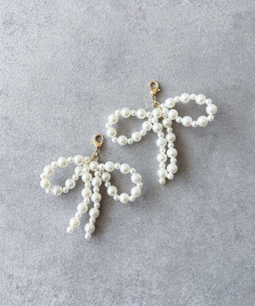 【メゾンドフルール/Maison de FLEUR】のパールリボンチャームセット 人気、トレンドファッション・服の通販 founy(ファニー) 　ファッション　Fashion　レディースファッション　Fashion for Women　おすすめ　Recommended / Our Picks　アクセサリー　Fashion Accessories　シンプル　Simple, Minimal　スニーカー　Sneakers, Trainers　チャーム　Charm, Pendant　トレンド　Trend, Trending Now　パール　Pearl, Pearl Accent　ポーチ　Pouch, Small Case　エレガント 上品　Elegant　 other-1|ID: prp329100004841638 ipo3291000000035831109