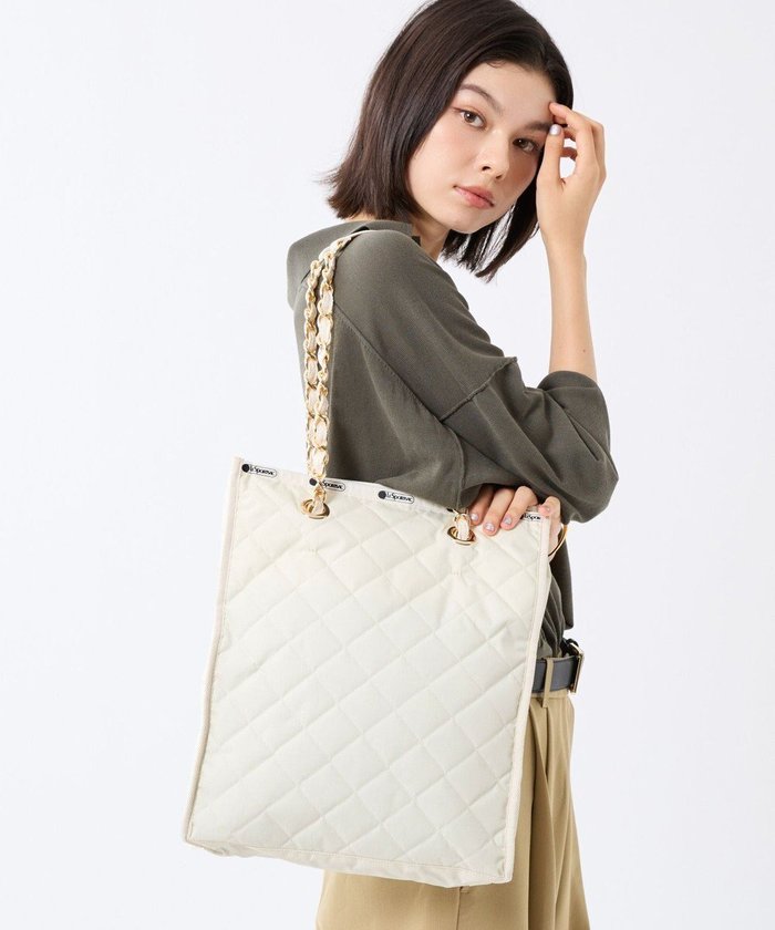 【レスポートサック/LeSportsac】のCHAIN N/S TOTE/サンドバーチェーンキルト インテリア・キッズ・メンズ・レディースファッション・服の通販 founy(ファニー) https://founy.com/ ファッション Fashion レディースファッション Fashion for Women バッグ Bags エレガント 上品 Elegant キルティング Quilted, Quilting 軽量 Lightweight, Ultra Light スタイリッシュ Stylish, Fashionable スリム Slim, Slim Fit チェーン Chain, Chain Strap 人気 Popular, Best Seller フォーマル Formal, Dressy プリント Print, Printed Pattern ポケット Pocket, Pocket Detail ギフト プレゼント Gift / Present ビジネス 仕事 通勤 Business / Work / Commuting 結婚式 Wedding |ID: prp329100004842370 ipo3291000000035813634