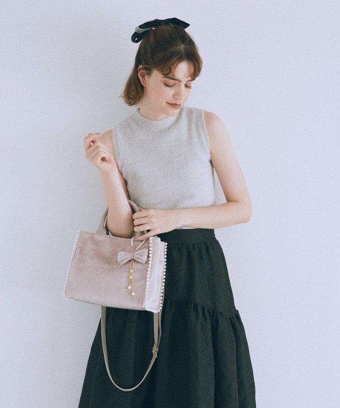 【メゾンドフルール/Maison de FLEUR】のベロア2Wayスクエアトートバッグ インテリア・キッズ・メンズ・レディースファッション・服の通販 founy(ファニー) https://founy.com/ ファッション Fashion レディースファッション Fashion for Women トップス・カットソー Cut & Sew Tops ベロアトップス Velour Tops / Velvet-Look Items バッグ Bags クラシカル Classical, Vintage-Inspired コンパクト Compact, Small Size スクエア Square, Square Shape パール Pearl, Pearl Accent フォルム Silhouette, Form ベロア Velour, Soft Velvet エレガント 上品 Elegant |ID: prp329100004842404 ipo3291000000035836582