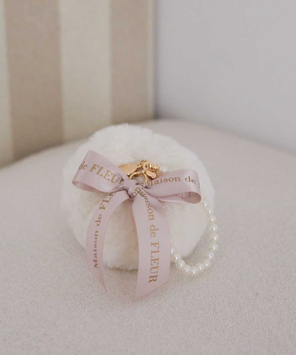 【メゾンドフルール/Maison de FLEUR】のパールチェーンファーチャーム インテリア・キッズ・メンズ・レディースファッション・服の通販 founy(ファニー) 　ファッション　Fashion　レディースファッション　Fashion for Women　アクセサリー　Fashion Accessories　サテン　Satin, Glossy Fabric　チャーム　Charm, Pendant　パール　Pearl, Pearl Accent　リボン　Ribbon, Bow　Off White|ID: prp329100004842633 ipo3291000000035837735