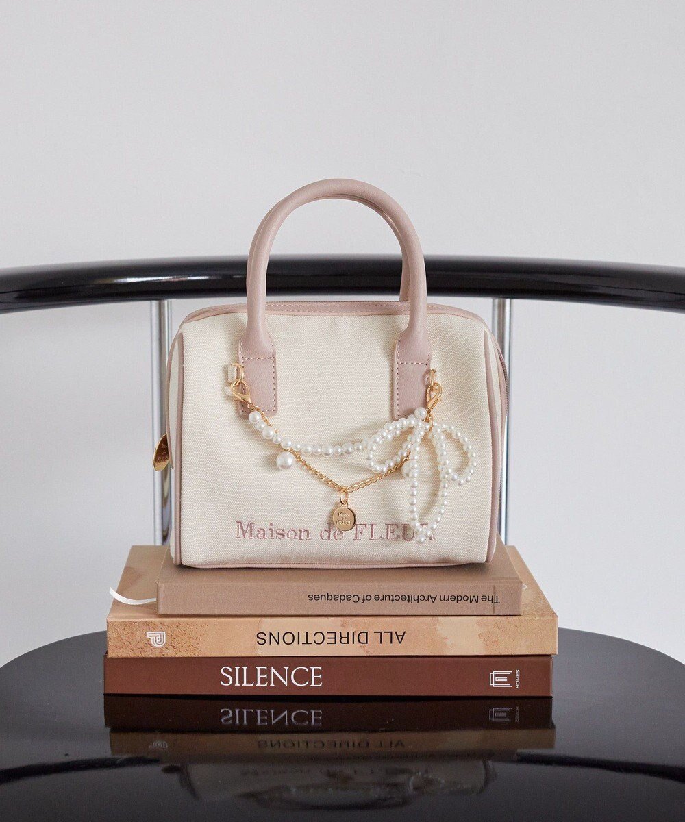 【メゾンドフルール/Maison de FLEUR】のチャーム付きキャンバスボストンバッグ インテリア・キッズ・メンズ・レディースファッション・服の通販 founy(ファニー) 　ファッション　Fashion　レディースファッション　Fashion for Women　バッグ　Bags　キャンバス　Canvas, Canvas Fabric　チェーン　Chain, Chain Strap　チャーム　Charm, Pendant　トレンド　Trend, Trending Now　パイピング　Piping, Trim Design　パール　Pearl, Pearl Accent　フォルム　Silhouette, Form　ボストンバッグ　Boston Bag, Retro Bag　Pink|ID: prp329100004842636 ipo3291000000035814989