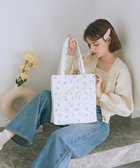 【メゾンドフルール/Maison de FLEUR】のフラワーリボンプリントスクエアトートバッグ 人気、トレンドファッション・服の通販 founy(ファニー) ファッション Fashion レディースファッション Fashion for Women バッグ Bags おすすめ Recommended / Our Picks ガーリー Girly, Feminine Style キルティング Quilted, Quilting コレクション Collection, Seasonal Line チャーム Charm, Pendant トレンド Trend, Trending Now フォルム Silhouette, Form リボン Ribbon, Bow thumbnail Lavender|ID: prp329100004842686 ipo3291000000035816019