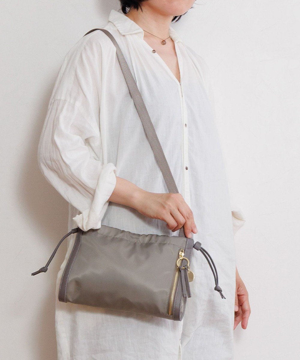 【エースバッグズアンドラゲッジ/ACE BAGS & LUGGAGE】のHAyU × ace. ユッカ ショルダーバッグ 17831 インテリア・キッズ・メンズ・レディースファッション・服の通販 founy(ファニー) 　ファッション　Fashion　レディースファッション　Fashion for Women　エレガント 上品　Elegant　コラボ　Collaboration, Collab　コンパクト　Compact, Small Size　シンプル　Simple, Minimal　スマホ　Smartphone, Mobile Device　財布　Wallet, Purse　チャーム　Charm, Pendant　トラベル　Travel, Travel Gear　ネコ　Cat, Feline Motif　猫　Cat, Kitty　フロント　Front, Front Design　ポケット　Pocket, Pocket Detail　マグネット　Magnet, Magnetic Closure　メタル　Metal, Metal Parts　メッシュ　Mesh, Net Fabric　無地　Plain, Solid Color　リュック　Backpack, Rucksack　ワイヤー　Wire, Wired Bra　再入荷　Restock / Back in Stock　旅行　Travel　スーツケース キャリーケース　Suitcase / Carry Case　ギフト プレゼント　Gift / Present　グレージュ|ID: prp329100004842853 ipo3291000000035466353