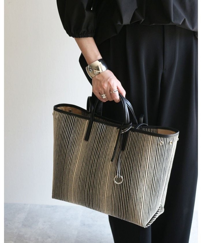 【モローバイサンク/MORROW by thank】の【A4サイズ収納可/軽量】VIVIAN OBLONG インテリア・キッズ・メンズ・レディースファッション・服の通販 founy(ファニー) https://founy.com/ ファッション Fashion レディースファッション Fashion for Women バッグ Bags キャンバス Canvas, Canvas Fabric 傘 Umbrella, Parasol 軽量 Lightweight, Ultra Light ショルダー Shoulder, Shoulder Strap シンプル Simple, Minimal スタンダード Standard, Basic ストライプ Stripe, Striped Pattern 財布 Wallet, Purse 定番 Standard, Basic Item フォルム Silhouette, Form ポケット Pocket, Pocket Detail マグネット Magnet, Magnetic Closure 日本製 Made In Japan ビジネス 仕事 通勤 Business / Work / Commuting |ID: prp329100004843750 ipo3291000000035790252