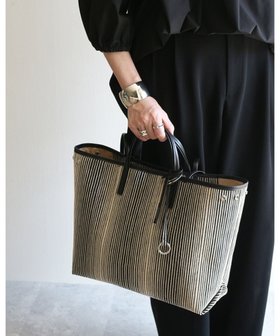 【モローバイサンク/MORROW by thank】の【A4サイズ収納可/軽量】VIVIAN OBLONG 人気、トレンドファッション・服の通販 founy(ファニー) ファッション Fashion レディースファッション Fashion for Women バッグ Bags キャンバス Canvas, Canvas Fabric 傘 Umbrella, Parasol 軽量 Lightweight, Ultra Light ショルダー Shoulder, Shoulder Strap シンプル Simple, Minimal スタンダード Standard, Basic ストライプ Stripe, Striped Pattern 財布 Wallet, Purse 定番 Standard, Basic Item フォルム Silhouette, Form ポケット Pocket, Pocket Detail マグネット Magnet, Magnetic Closure 日本製 Made In Japan ビジネス 仕事 通勤 Business / Work / Commuting |ID:prp329100004843750