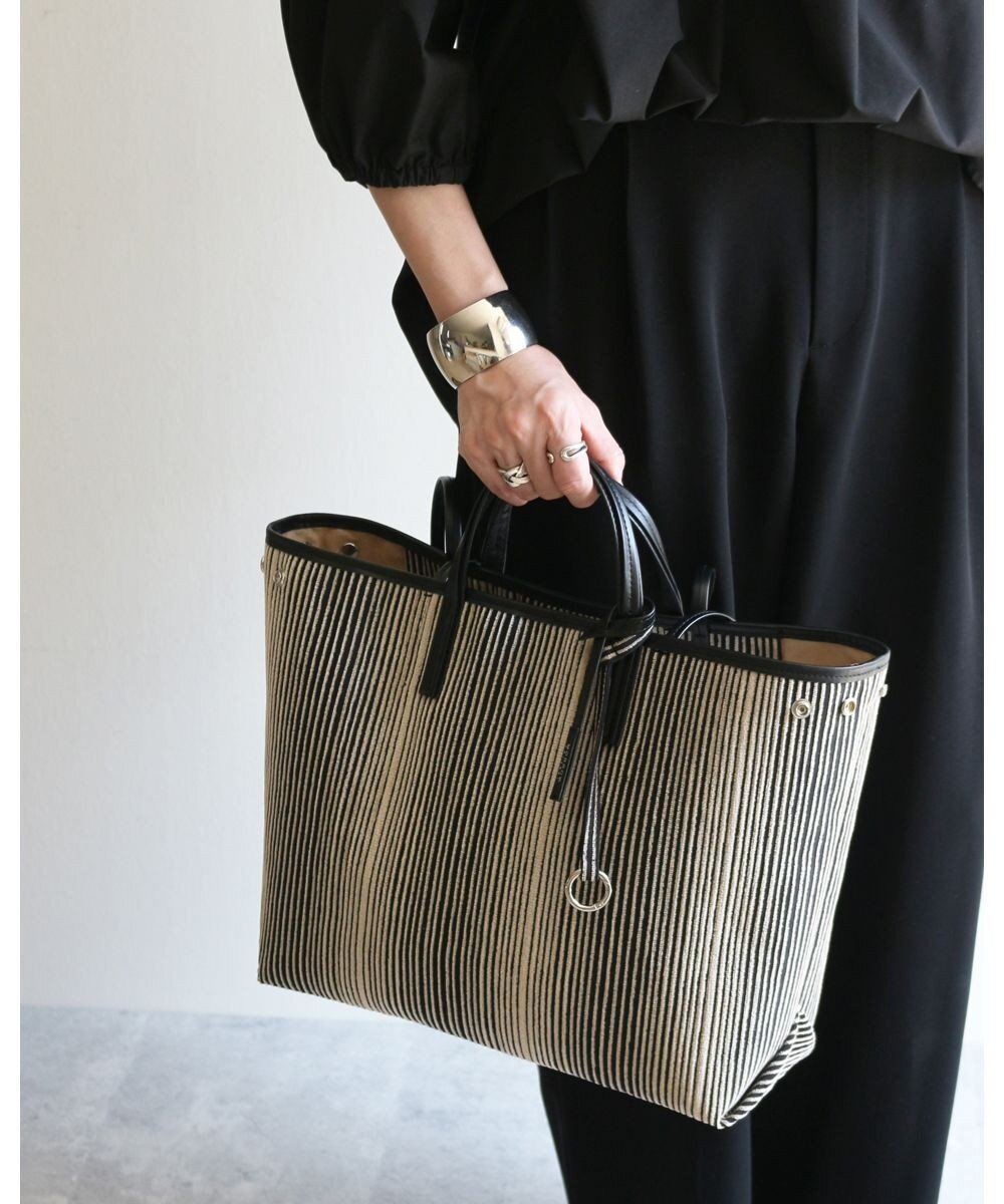 【モローバイサンク/MORROW by thank】の【A4サイズ収納可/軽量】VIVIAN OBLONG インテリア・キッズ・メンズ・レディースファッション・服の通販 founy(ファニー) ファッション Fashion レディースファッション Fashion for Women バッグ Bags キャンバス Canvas, Canvas Fabric 傘 Umbrella, Parasol 軽量 Lightweight, Ultra Light ショルダー Shoulder, Shoulder Strap シンプル Simple, Minimal スタンダード Standard, Basic ストライプ Stripe, Striped Pattern 財布 Wallet, Purse 定番 Standard, Basic Item フォルム Silhouette, Form ポケット Pocket, Pocket Detail マグネット Magnet, Magnetic Closure 日本製 Made In Japan ビジネス 仕事 通勤 Business / Work / Commuting ミックスストライプ|ID: prp329100004843750 ipo3291000000035790255