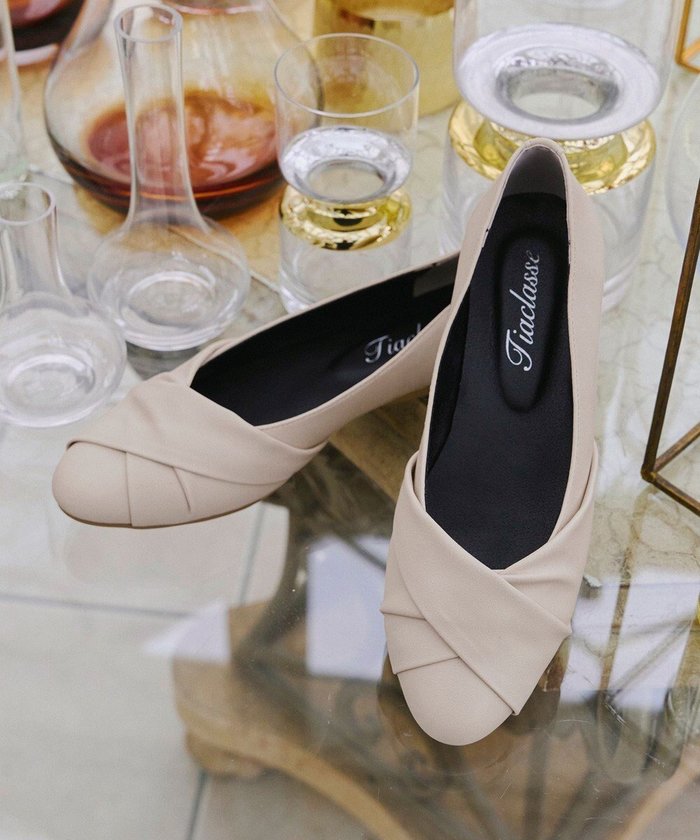 【ティアクラッセ/Tiaclasse】の【安田美沙子さん/】捻りデザインパンプス インテリア・キッズ・メンズ・レディースファッション・服の通販 founy(ファニー) https://founy.com/ ファッション Fashion レディースファッション Fashion for Women アクセサリー Fashion Accessories アーモンドトゥ Almond Toe Shoes インソール Shoe Insole 春 Spring 洗える Machine Washable 秋 Autumn カーディガン Cardigan, Knitwear クッション Cushion, Throw Pillow シューズ Shoes, Footwear シンプル Simple, Minimal チュニック Tunic, Long Top フラット Flat, Flat Shoes リボン Ribbon, Bow 再入荷 Restock / Back in Stock 夏 Summer エレガント 上品 Elegant 新作・新入荷 New Arrivals / New In ビジネス 仕事 通勤 Business / Work / Commuting |ID: prp329100004844869 ipo3291000000035914091