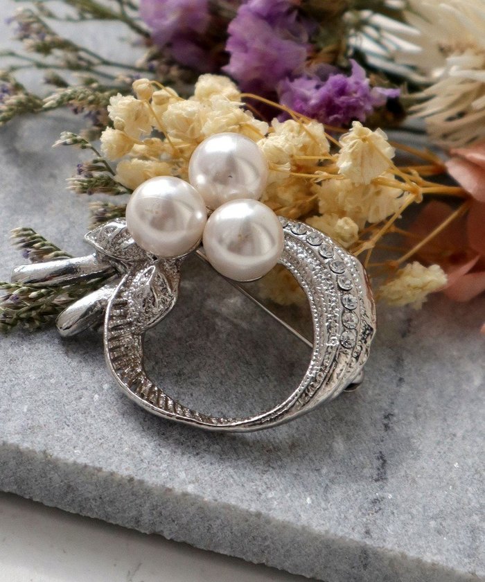 【ティアクラッセ/Tiaclasse】のパール+リボンブローチ インテリア・キッズ・メンズ・レディースファッション・服の通販 founy(ファニー) https://founy.com/ ファッション Fashion レディースファッション Fashion for Women おすすめ Recommended / Our Picks アクセサリー Fashion Accessories オケージョン Occasion Wear ストーン Stone, Gem-Like セレモニー Ceremony チュニック Tunic, Long Top パール Pearl, Pearl Accent フォルム Silhouette, Form ブローチ Brooch, Pin Brooch モチーフ Motif, Design Theme リボン Ribbon, Bow エレガント 上品 Elegant 入学式 Entrance Ceremony 再入荷 Restock / Back in Stock 冬 Winter / This Winter 卒業式 Graduation Ceremony 夏 Summer 新作・新入荷 New Arrivals / New In 春 Spring 秋 Autumn 結婚式 Wedding |ID: prp329100004844932 ipo3291000000035848187