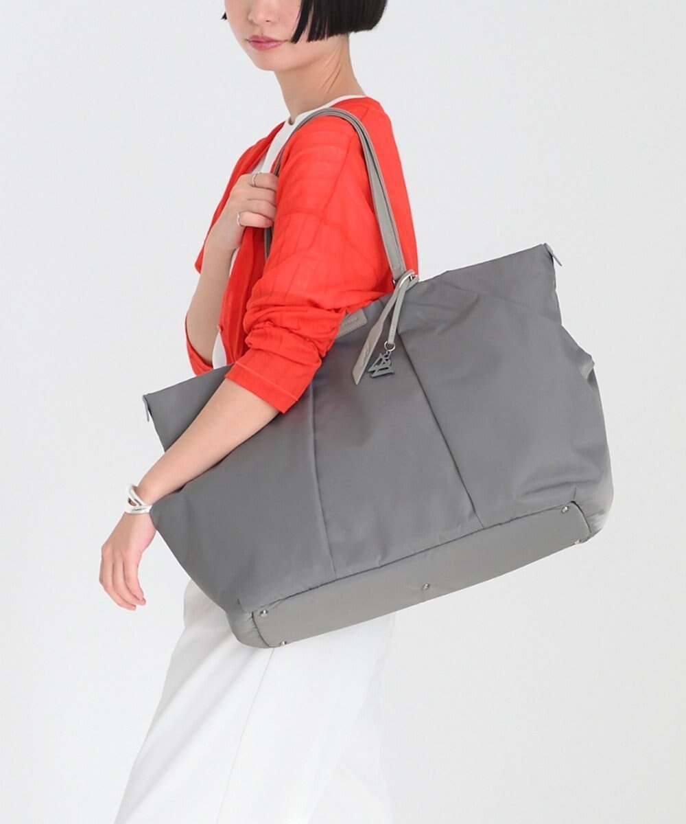 【エースバッグズアンドラゲッジ/ACE BAGS & LUGGAGE】のW .Day/Night スック トートバッグ B4 15.6インチPC 15185 ダブルアンドデイナイト インテリア・キッズ・メンズ・レディースファッション・服の通販 founy(ファニー) 　ファッション　Fashion　レディースファッション　Fashion for Women　バッグ　Bags　クッション　Cushion, Throw Pillow　スポーティ　Sporty, Casual Athletic　スマート　Smart, Elegant　フラット　Flat, Flat Shoes　ポケット　Pocket, Pocket Detail　ポーチ　Pouch, Small Case　メッシュ　Mesh, Net Fabric　リップ　Lip, Lip Motif　おすすめ　Recommended / Our Picks　旅行　Travel　ビジネス 仕事 通勤　Business / Work / Commuting　グレー|ID: prp329100004845665 ipo3291000000036113502