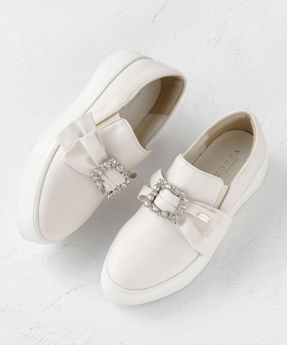 【トッカ/TOCCA】の【晴雨兼用・軽量・抗菌消臭】BIJOUX RIBBON SNEAKERS スニーカー インテリア・キッズ・メンズ・レディースファッション・服の通販 founy(ファニー) ファッション Fashion レディースファッション Fashion for Women アシンメトリー Asymmetrical Style エレガント 上品 Elegant クッション Cushion, Throw Pillow スクエア Square, Square Shape スニーカー Sneakers, Trainers ビジュー Bijou, Jewel-like Accent フェミニン Feminine, Girly フォルム Silhouette, Form リボン Ribbon, Bow リュクス Luxury, Elegant, High-End, Chic ロマンティック Romantic, Feminine Style 厚底 Platform Shoes 抗菌 Antibacterial, Bacteria-Resistant 軽量 Lightweight, Ultra Light ホワイト系|ID: prp329100004846753 ipo3291000000035385200