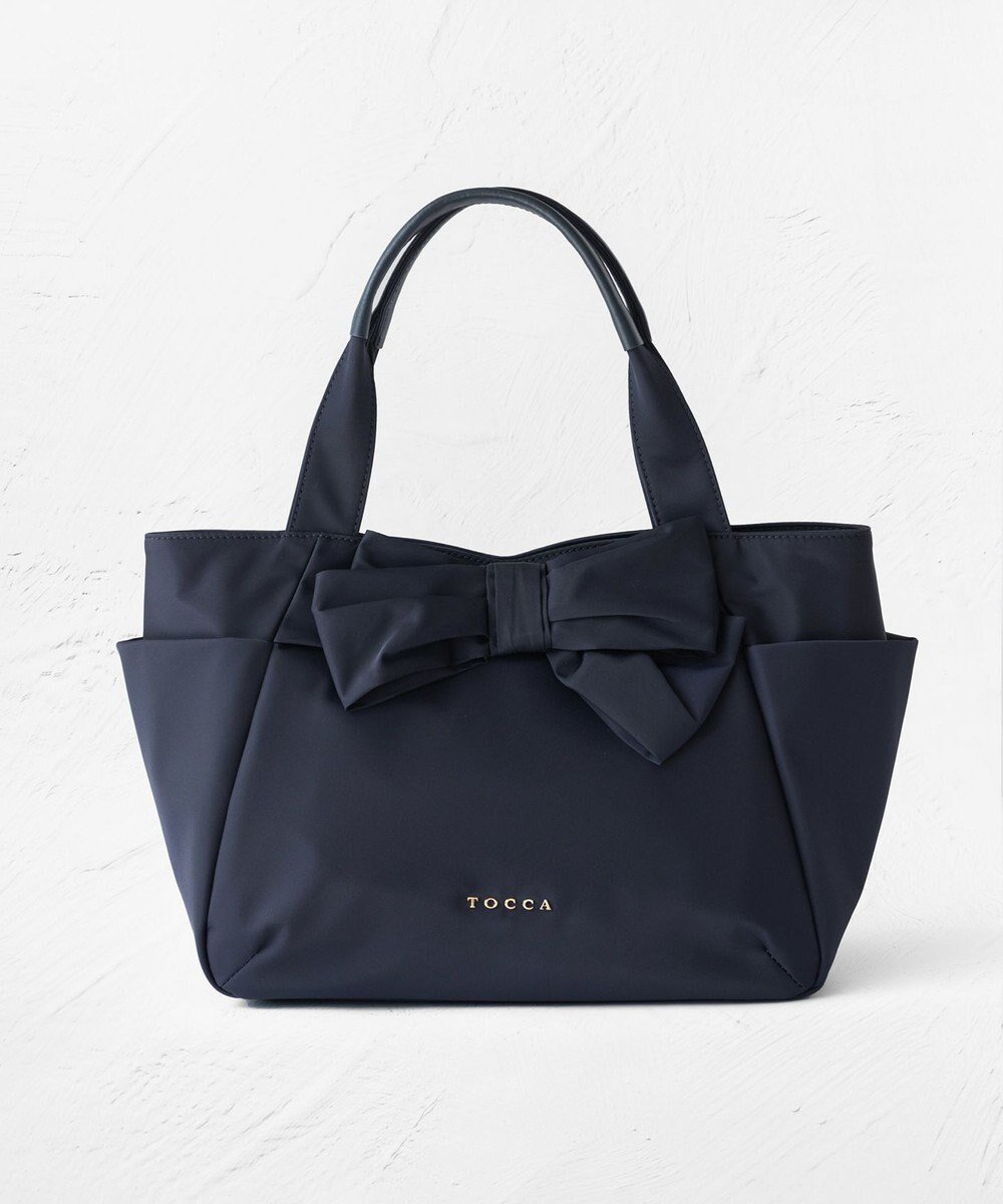 【トッカ/TOCCA】の【大人百花掲載】KNOT IN HEART NYLONTOTE M トートバッグ M インテリア・キッズ・メンズ・レディースファッション・服の通販 founy(ファニー) 　ファッション　Fashion　レディースファッション　Fashion for Women　バッグ　Bags　アシンメトリー　Asymmetrical Style　ジップ　Zip, Zipper　財布　Wallet, Purse　フェミニン　Feminine, Girly　フォルム　Silhouette, Form　ポケット　Pocket, Pocket Detail　マグネット　Magnet, Magnetic Closure　リボン　Ribbon, Bow　S/S・春夏　SS, Spring/Summer, Warm Season　おすすめ　Recommended / Our Picks　夏　Summer　セレモニー　Ceremony　ビジネス 仕事 通勤　Business / Work / Commuting　2025年　2025　2025春夏・S/S　Spring/Summer 2025 SS25　ネイビー系|ID: prp329100004847297 ipo3291000000035988658