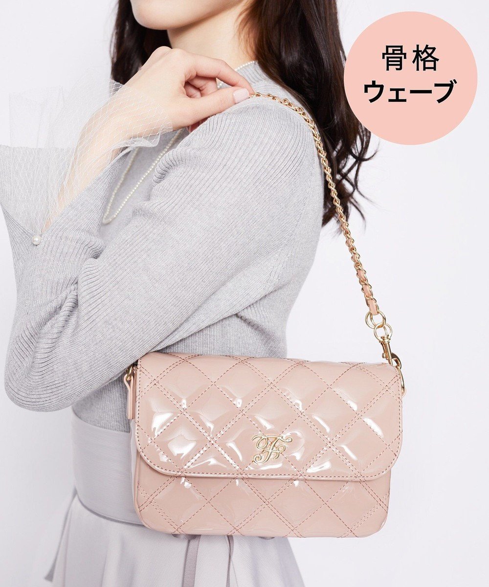 【メゾンドフルール/Maison de FLEUR】のキルティングエナメルバッグ 人気、トレンドファッション・服の通販 founy(ファニー) 　ファッション　Fashion　レディースファッション　Fashion for Women　バッグ　Bags　おすすめ　Recommended / Our Picks　エナメル　Patent Leather　キルティング　Quilted, Quilting　ショルダー　Shoulder, Shoulder Strap　チェーン　Chain, Chain Strap　フロント　Front, Front Design　プレート　Plate, Dish　マグネット　Magnet, Magnetic Closure　リボン　Ribbon, Bow　 other-1|ID: prp329100004847920 ipo3291000000036250524