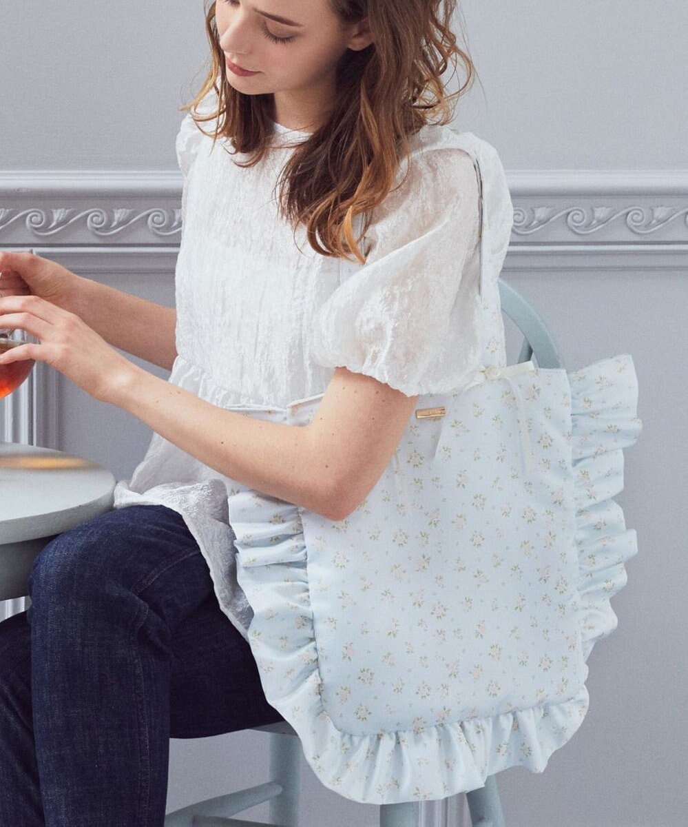 【メゾンドフルール/Maison de FLEUR】のローズプリントフリルトートバッグ インテリア・キッズ・メンズ・レディースファッション・服の通販 founy(ファニー) 　ファッション　Fashion　レディースファッション　Fashion for Women　バッグ　Bags　おすすめ　Recommended / Our Picks　フリル　Frill, Ruffle　リボン　Ribbon, Bow　ローズ　Rose, Rose Motif　Sax|ID: prp329100004847945 ipo3291000000036272739