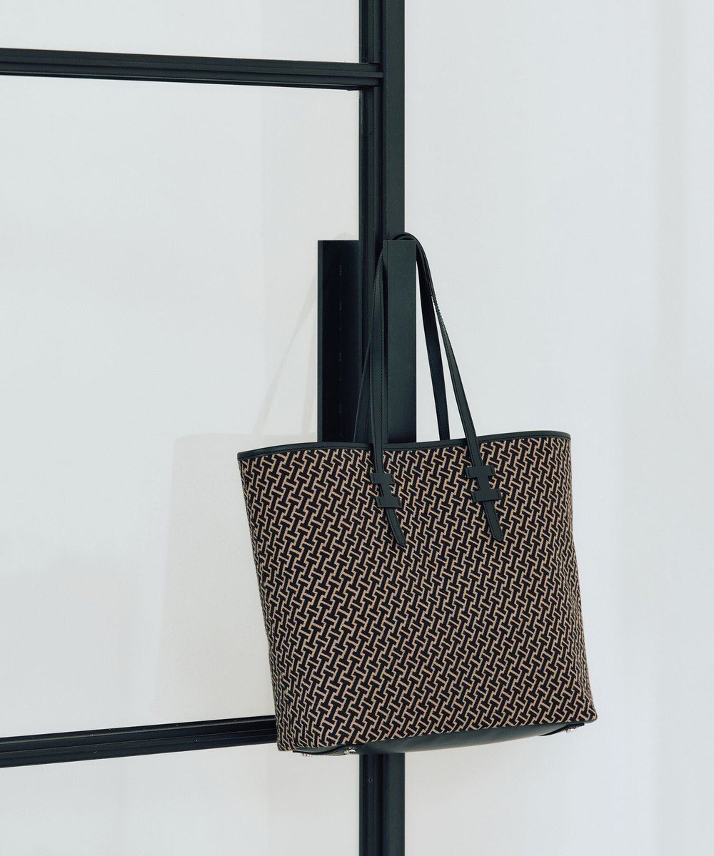 【イアクッチ/IACUCCI】のモノグランマ L JACQUARD/RUGA インテリア・キッズ・メンズ・レディースファッション・服の通販 founy(ファニー) 雑誌掲載アイテム Magazine Picks & Fashion Features ファッション雑誌 Fashion Magazines バイラ BAILA ファッション Fashion レディースファッション Fashion for Women バッグ Bags 5月号 May Issue キャンバス Canvas, Canvas Fabric クラシカル Classical, Vintage-Inspired クール Cool, Chic グラフィック Graphic, Graphic Design シェイプ Shape, Slim Fit シルバー Silver, Metallic Silver ジャカード/ジャガード Jacquard, Woven Pattern スマート Smart, Elegant 雑誌 Magazine, Fashion Magazine 定番 Standard, Basic Item ポケット Pocket, Pocket Detail メタル Metal, Metal Parts モダン Modern, Contemporary ビジネス 仕事 通勤 Business / Work / Commuting ブラック系その他2|ID: prp329100004848635 ipo3291000000035451752