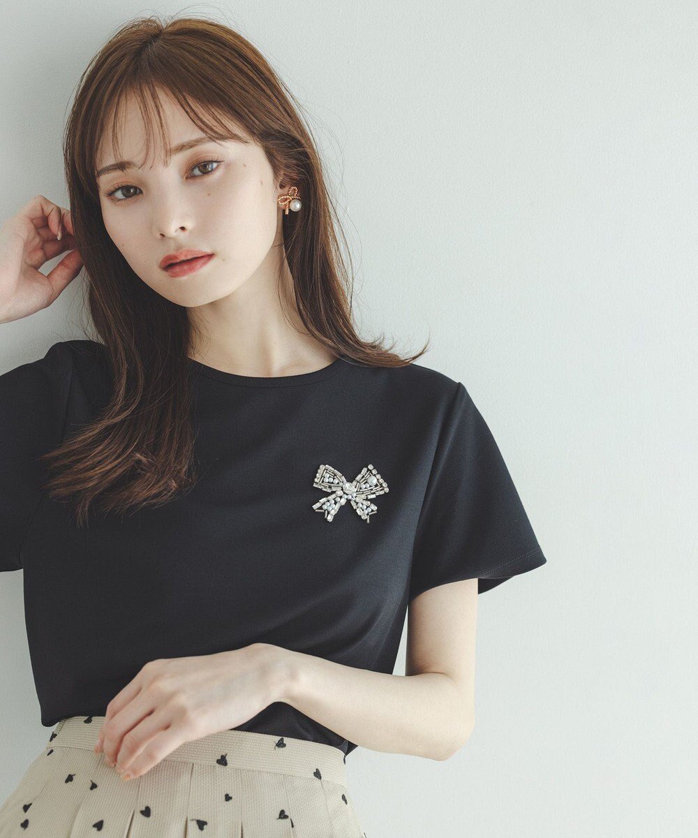 【トッカ/TOCCA】の【美人百花掲載】BOW BIJOUX Tシャツ インテリア・キッズ・メンズ・レディースファッション・服の通販 founy(ファニー) 雑誌掲載アイテム Magazine Picks & Fashion Features ファッション雑誌 Fashion Magazines ビジンヒャッカ 美人百花 ファッション Fashion レディースファッション Fashion for Women トップス・カットソー Cut & Sew Tops シャツ・ブラウス・オフィスカジュアル Elegant Blouses & Button-Ups ロングTシャツ・Tシャツ Longline T-Shirts & Tees カットソー・ベーシックTシャツ Cut-and-Sewn Tops / Stretch Tees & Basics 2025年 2025 2025春夏・S/S Spring/Summer 2025 SS25 アクセサリー Fashion Accessories カットソー Cut and Sewn Top ビジュー Bijou, Jewel-like Accent フィット Fit, Slim Fit フェミニン Feminine, Girly ブローチ Brooch, Pin Brooch リボン Ribbon, Bow 夏 Summer 春 Spring S/S・春夏 SS, Spring/Summer, Warm Season 雑誌 Magazine, Fashion Magazine ブラック系|ID: prp329100004848642 ipo3291000000035452024
