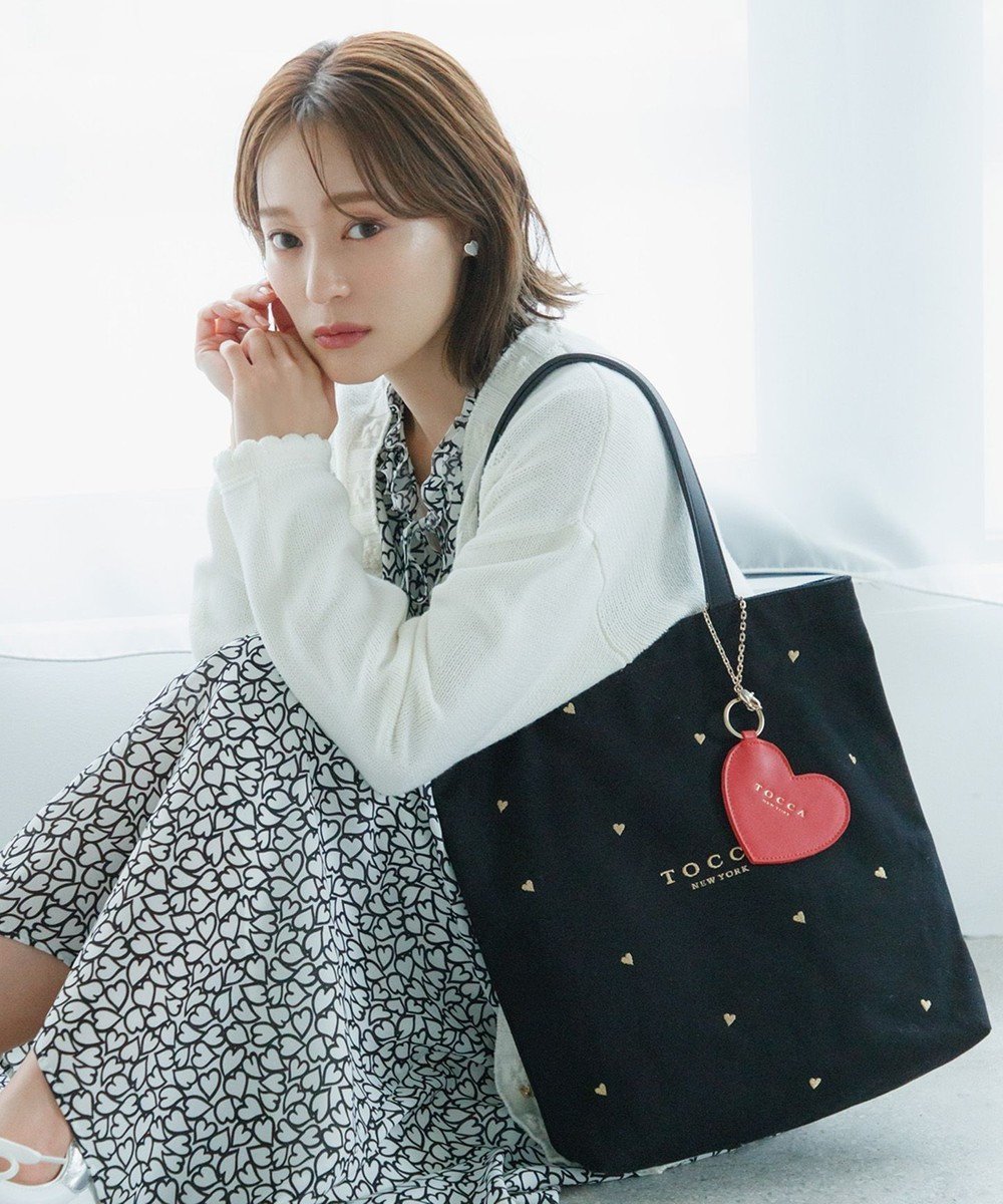 【トッカ/TOCCA】の【chayさん着用】【WEB&一部店舗限定・A4サイズ対応】LUCKY TWINKLE CANVASTOTE キャンバストートバッグ 人気、トレンドファッション・服の通販 founy(ファニー) 　ファッション　Fashion　レディースファッション　Fashion for Women　バッグ　Bags　アウトドア　Outdoor Clothing　キャンバス　Canvas, Canvas Fabric　財布　Wallet, Purse　チェーン　Chain, Chain Strap　チャーム　Charm, Pendant　トレンド　Trend, Trending Now　ポケット　Pocket, Pocket Detail　モチーフ　Motif, Design Theme　おすすめ　Recommended / Our Picks　旅行　Travel　ビジネス 仕事 通勤　Business / Work / Commuting　 other-1|ID: prp329100004848839 ipo3291000000035594841