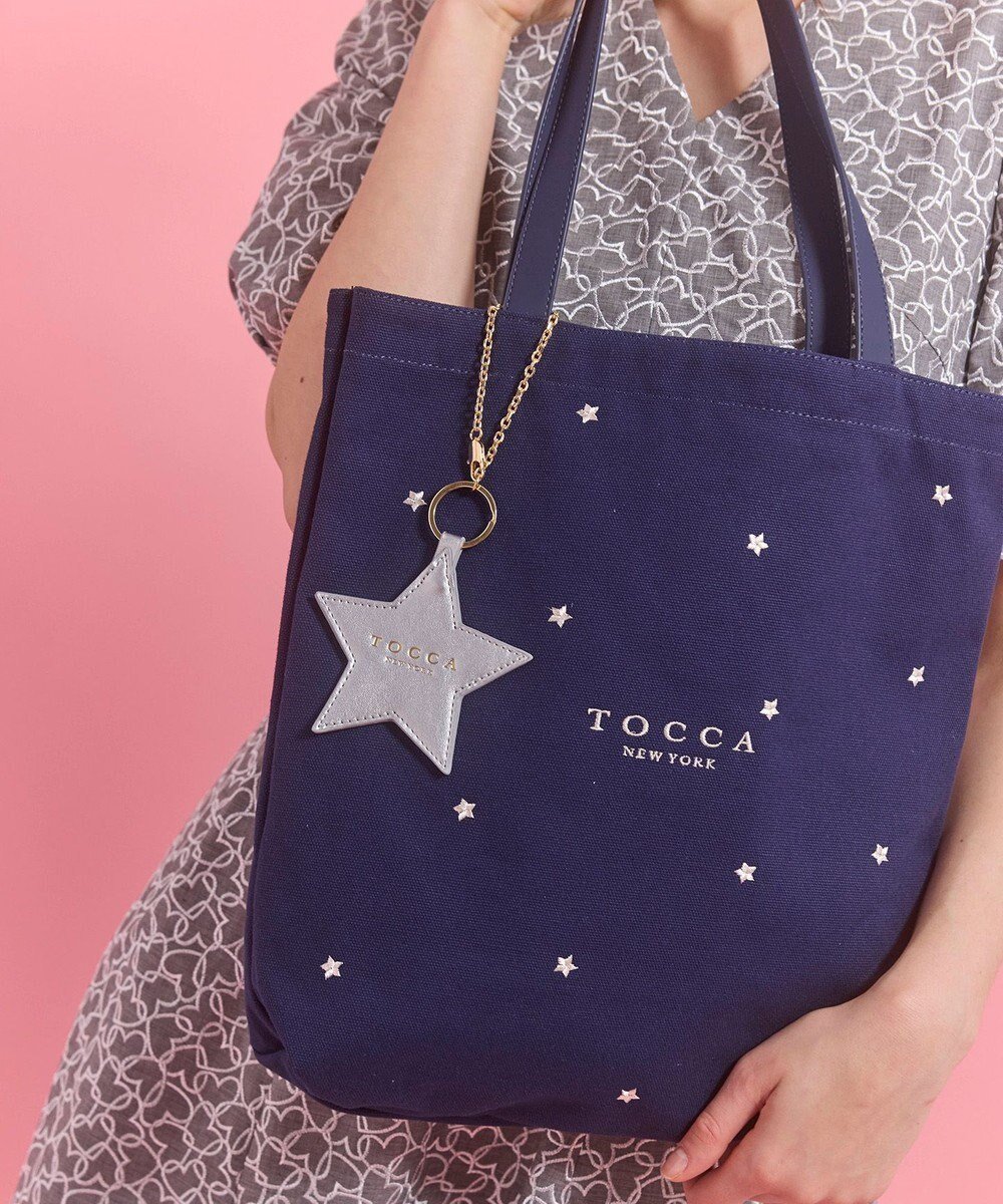 【トッカ/TOCCA】の【chayさん着用】【WEB&一部店舗限定・A4サイズ対応】LUCKY TWINKLE CANVASTOTE キャンバストートバッグ インテリア・キッズ・メンズ・レディースファッション・服の通販 founy(ファニー) 　ファッション　Fashion　レディースファッション　Fashion for Women　バッグ　Bags　アウトドア　Outdoor Clothing　キャンバス　Canvas, Canvas Fabric　財布　Wallet, Purse　チェーン　Chain, Chain Strap　チャーム　Charm, Pendant　トレンド　Trend, Trending Now　ポケット　Pocket, Pocket Detail　モチーフ　Motif, Design Theme　おすすめ　Recommended / Our Picks　旅行　Travel　ビジネス 仕事 通勤　Business / Work / Commuting　ネイビー系|ID: prp329100004848839 ipo3291000000035594855