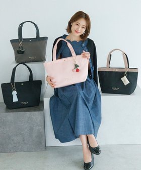 【トッカ/TOCCA】の【chayさん着用・3/22(日)までの完全受注生産】PIECE OF MY ESSENCE カスタマイズ バッグ バッグ×チャームの組み合わせ!16種類 人気、トレンドファッション・服の通販 founy(ファニー) ファッション Fashion レディースファッション Fashion for Women バッグ Bags コレクション Collection, Seasonal Line 財布 Wallet, Purse チェリー Cherry, Cherry Pattern チェーン Chain, Chain Strap チャーム Charm, Pendant ドレス Dress, One-Piece 人気 Popular, Best Seller フェミニン Feminine, Girly ベーシック Basic, Essential ポケット Pocket, Pocket Detail マグネット Magnet, Magnetic Closure メタル Metal, Metal Parts モチーフ Motif, Design Theme リップ Lip, Lip Motif リュクス Luxury, Elegant, High-End, Chic ワンポイント One Point, Statement Accent 2026年 2026 |ID:prp329100004848877