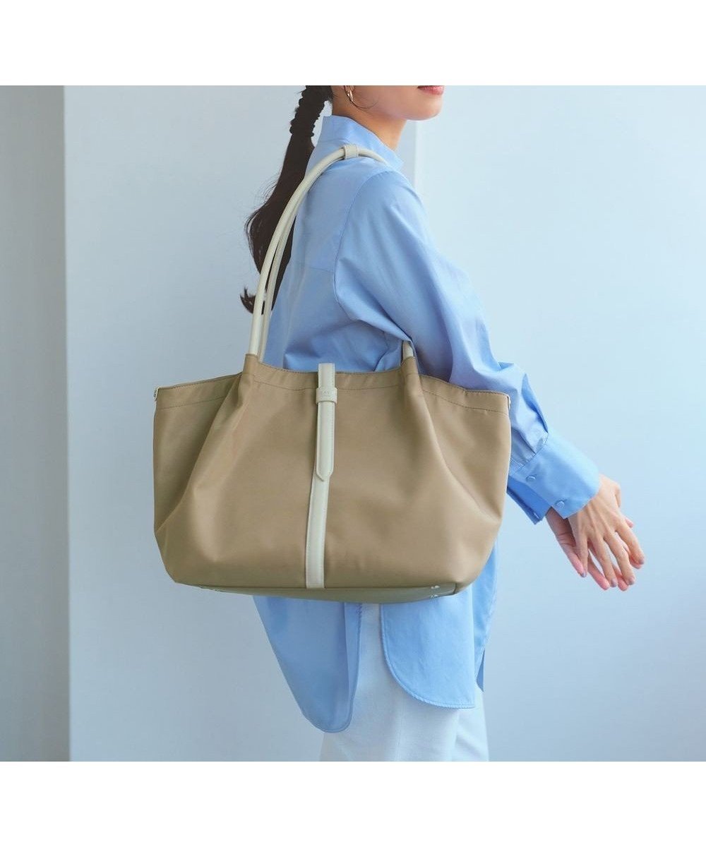 【トプカピ/TOPKAPI】の【TREASURE TOPKAPI】ナイロン センターベルト トートバッグ A4 / 軽量 / 肩掛け インテリア・キッズ・メンズ・レディースファッション・服の通販 founy(ファニー) 　ファッション　Fashion　レディースファッション　Fashion for Women　バッグ　Bags　ベルト&ウエストマーク　Belts & Waist Accessories　スタイリッシュ　Stylish, Fashionable　スマート　Smart, Elegant　センター　Center, Center Line　フェミニン　Feminine, Girly　ポケット　Pocket, Pocket Detail　旅行　Travel　軽量　Lightweight, Ultra Light　ビジネス 仕事 通勤　Business / Work / Commuting　グレージュ|ID: prp329100004848965 ipo3291000000035523093