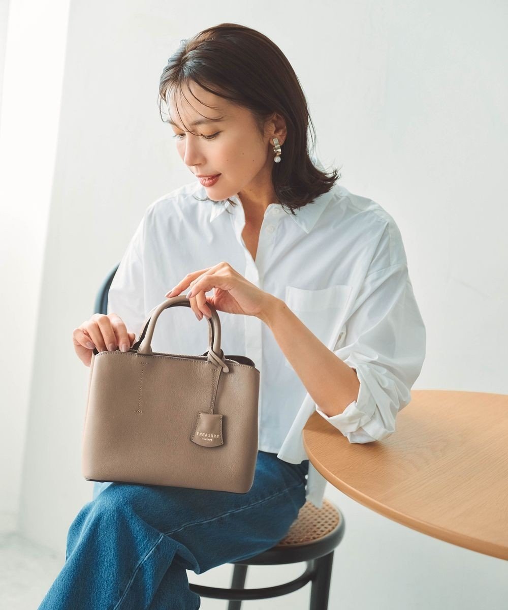 【トプカピ/TOPKAPI】の【TREASURE TOPKAPI】フロントステッチ レザーミニショルダーバッグ インテリア・キッズ・メンズ・レディースファッション・服の通販 founy(ファニー) 　ファッション　Fashion　レディースファッション　Fashion for Women　バッグ　Bags　コンパクト　Compact, Small Size　ショルダー　Shoulder, Shoulder Strap　チャーム　Charm, Pendant　バランス　Balance, Style Balance　フロント　Front, Front Design　財布　Wallet, Purse　グレージュ|ID: prp329100004850308 ipo3291000000035625806