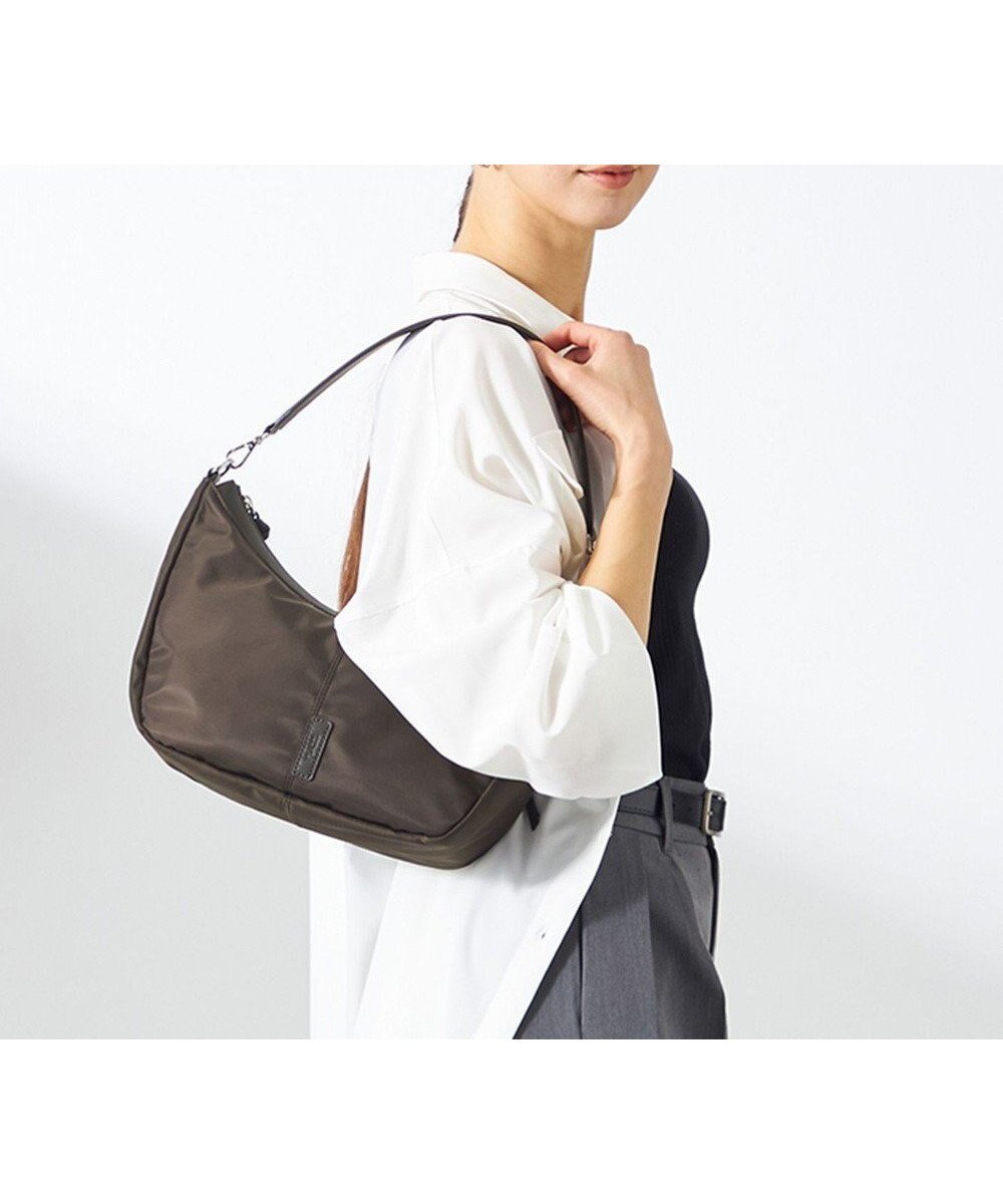 【イザック/Y'SACCS】のツイルナイロン カーブショルダー Sサイズ 人気、トレンドファッション・服の通販 founy(ファニー) 　ファッション　Fashion　レディースファッション　Fashion for Women　ショルダー　Shoulder, Shoulder Strap　シンプル　Simple, Minimal　スマート　Smart, Elegant　財布　Wallet, Purse　ポケット　Pocket, Pocket Detail　旅行　Travel　 other-1|ID: prp329100004850447 ipo3291000000036255825