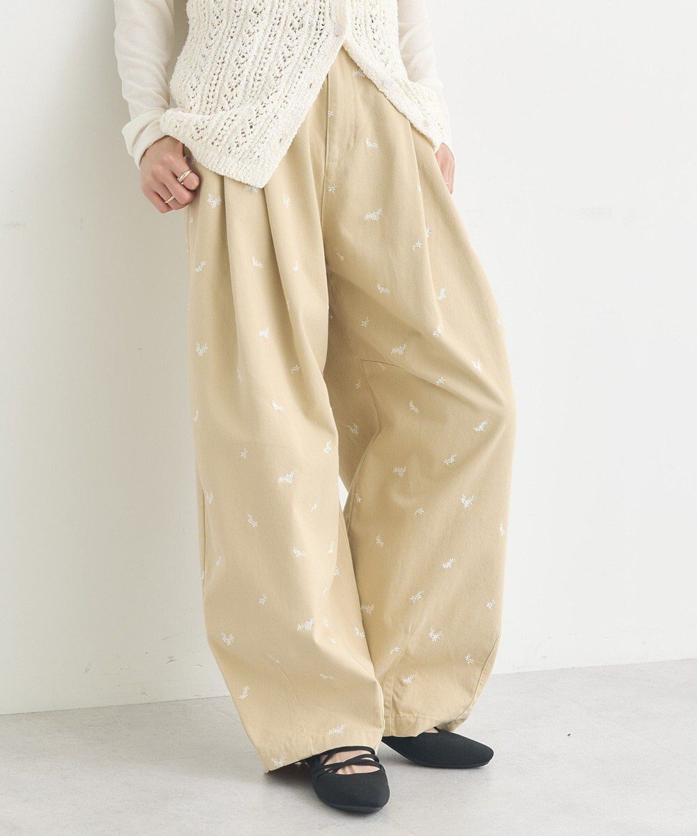 【アースミュージックアンドエコロジー/earth music&ecology】の【綿100】フラワー刺繍ツイルカーブパンツ インテリア・キッズ・メンズ・レディースファッション・服の通販 founy(ファニー) ファッション Fashion レディースファッション Fashion for Women パンツ Pants & Trousers シンプル Simple, Minimal フラワー Flower, Floral ポケット Pocket, Pocket Detail ワイド Wide, Wide Fit A/W・秋冬 Autumn/Winter S/S・春夏 SS, Spring/Summer, Warm Season おすすめ Recommended / Our Picks 夏 Summer エレガント 上品 Elegant ライトベージュ|ID: prp329100004850587 ipo3291000000035548565