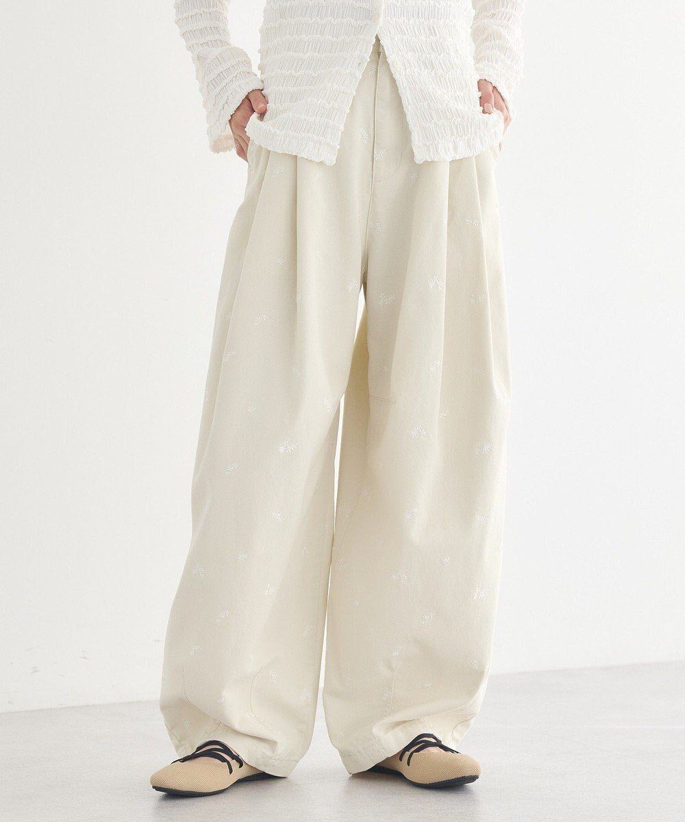 【アースミュージックアンドエコロジー/earth music&ecology】の【綿100】フラワー刺繍ツイルカーブパンツ インテリア・キッズ・メンズ・レディースファッション・服の通販 founy(ファニー) ファッション Fashion レディースファッション Fashion for Women パンツ Pants & Trousers シンプル Simple, Minimal フラワー Flower, Floral ポケット Pocket, Pocket Detail ワイド Wide, Wide Fit A/W・秋冬 Autumn/Winter S/S・春夏 SS, Spring/Summer, Warm Season おすすめ Recommended / Our Picks 夏 Summer エレガント 上品 Elegant エクリュ|ID: prp329100004850587 ipo3291000000035548566