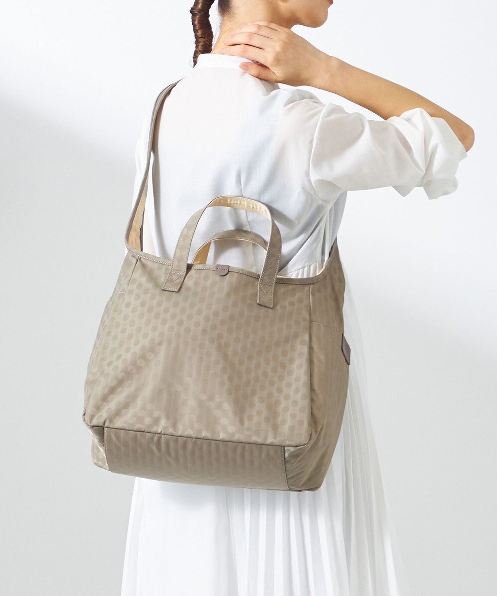 【イザック/Y'SACCS】の小西真奈美×Y SACCS Polka Dots ハンドル付きアクティブショルダーバッグ インテリア・キッズ・メンズ・レディースファッション・服の通販 founy(ファニー) 　雑誌掲載アイテム　Magazine Picks & Fashion Features　ファッション雑誌　Fashion Magazines　オトナノオシャレテチョウ　大人のおしゃれ手帖　ファッション　Fashion　レディースファッション　Fashion for Women　バッグ　Bags　5月号　May Issue　ジャカード／ジャガード　Jacquard, Woven Pattern　スマート　Smart, Elegant　雑誌　Magazine, Fashion Magazine　ドット　Polka Dot, Dot Pattern　ポケット　Pocket, Pocket Detail　ラウンド　Round, Round Neck　旅行　Travel　グレージュ|ID: prp329100004850702 ipo3291000000035557919