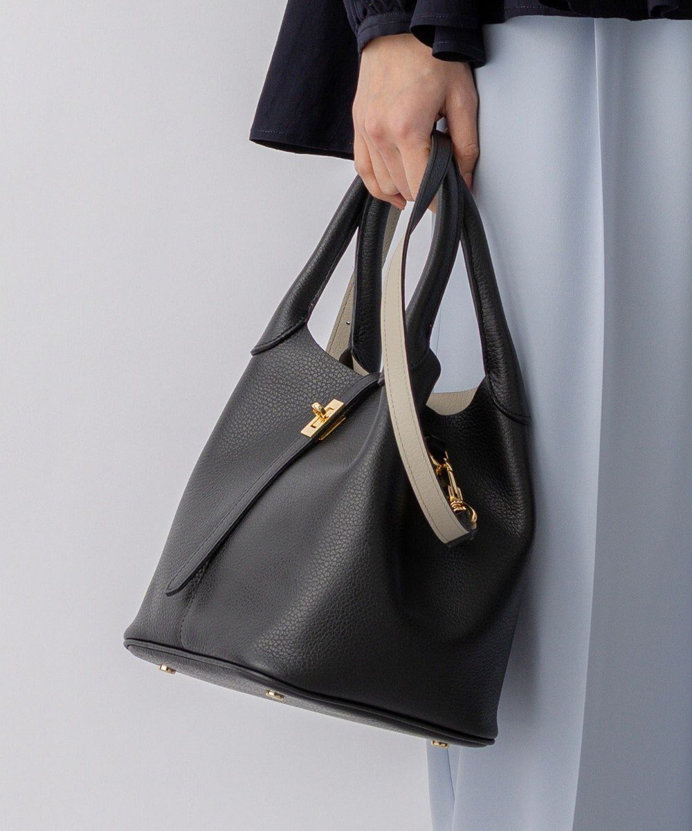 【23区/NIJYUSANKU】の【先行予約】VIOLAd ORO シュリンクレザー 2WAY ハンドバッグ インテリア・キッズ・メンズ・レディースファッション・服の通販 founy(ファニー) 　ファッション　Fashion　レディースファッション　Fashion for Women　バッグ　Bags　イタリア　Italy　エレガント 上品　Elegant　コンパクト　Compact, Small Size　スクエア　Square, Square Shape　財布　Wallet, Purse　ダウン　Down, Puffer　ダブル　Double, Double-Breasted　フェイス　Face, Facial Design　フォルム　Silhouette, Form　ボストンバッグ　Boston Bag, Retro Bag　S/S・春夏　SS, Spring/Summer, Warm Season　夏　Summer　ビジネス 仕事 通勤　Business / Work / Commuting　2026年　2026　ブラック系|ID: prp329100004850846 ipo3291000000035562585