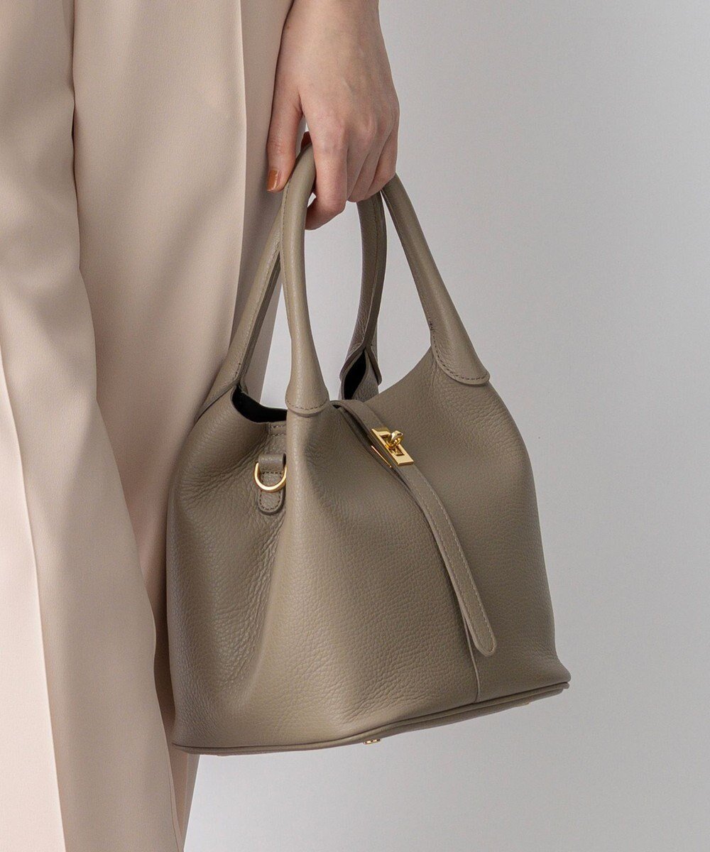 【23区/NIJYUSANKU】の【先行予約】VIOLAd ORO シュリンクレザー 2WAY ハンドバッグ インテリア・キッズ・メンズ・レディースファッション・服の通販 founy(ファニー) 　ファッション　Fashion　レディースファッション　Fashion for Women　バッグ　Bags　イタリア　Italy　エレガント 上品　Elegant　コンパクト　Compact, Small Size　スクエア　Square, Square Shape　財布　Wallet, Purse　ダウン　Down, Puffer　ダブル　Double, Double-Breasted　フェイス　Face, Facial Design　フォルム　Silhouette, Form　ボストンバッグ　Boston Bag, Retro Bag　S/S・春夏　SS, Spring/Summer, Warm Season　夏　Summer　ビジネス 仕事 通勤　Business / Work / Commuting　2026年　2026　ベージュ系|ID: prp329100004850846 ipo3291000000035562588