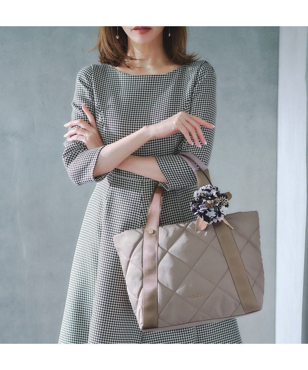 【トッカ/TOCCA】の【A4サイズ対応】TRACE PAVE QUILT TOTE キルトバッグ インテリア・キッズ・メンズ・レディースファッション・服の通販 founy(ファニー) 　ファッション　Fashion　レディースファッション　Fashion for Women　バッグ　Bags　冬　Winter / This Winter　キルト　Quilt, Quilted Fabric　フロント　Front, Front Design　ポケット　Pocket, Pocket Detail　メタル　Metal, Metal Parts　モダン　Modern, Contemporary　A/W・秋冬　Autumn/Winter　財布　Wallet, Purse　ビジネス 仕事 通勤　Business / Work / Commuting　ベージュ系|ID: prp329100004851127 ipo3291000000035571218