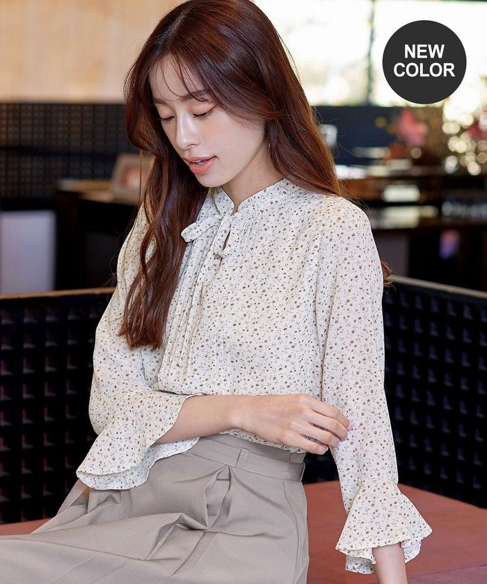 【ティアクラッセ/Tiaclasse】の【新色追加・洗える】フレアスリーブ花柄リボンブラウス インテリア・キッズ・メンズ・レディースファッション・服の通販 founy(ファニー) https://founy.com/ ファッション Fashion レディースファッション Fashion for Women トップス・カットソー Cut & Sew Tops シャツ・ブラウス・オフィスカジュアル Elegant Blouses & Button-Ups 花柄・フラワープリント・モチーフ Floral Prints & Motifs / Flower Pattern Tops ウォッシャブル Machine Washable ジョーゼット Georgette, Semi-Sheer Fabric スリーブ Sleeve, Long Sleeve / Short Sleeve チュニック Tunic, Long Top フラワー Flower, Floral フレア Flare, Flared プリント Print, Printed Pattern ポケット Pocket, Pocket Detail リボン Ribbon, Bow エレガント 上品 Elegant 再入荷 Restock / Back in Stock 夏 Summer 新作・新入荷 New Arrivals / New In 春 Spring S/S・春夏 SS, Spring/Summer, Warm Season 洗える Machine Washable 秋 Autumn ビジネス 仕事 通勤 Business / Work / Commuting |ID: prp329100004852136 ipo3291000000035619261