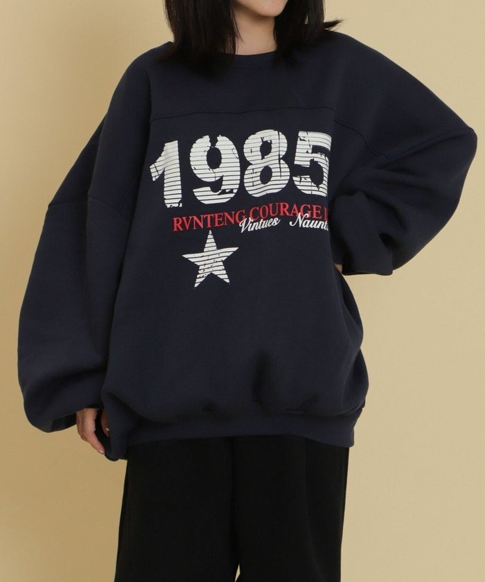 【ウィゴー/WEGO】の1985ロゴビッグスウェット インテリア・キッズ・メンズ・レディースファッション・服の通販 founy(ファニー) https://founy.com/ ファッション Fashion レディースファッション Fashion for Women トップス・カットソー Cut & Sew Tops レディースパーカー・カジュアルフーディー Casual Hoodies & Sweatshirts スウェット・クルーネックトップス Sweatshirts & Crewnecks / Relaxed Fit Sweat Tops 春 Spring 秋 Autumn ショルダー Shoulder, Shoulder Strap シンプル Simple, Minimal スウェット / スエット Sweatshirt, Sweatwear スニーカー Sneakers, Trainers スマホ Smartphone, Mobile Device デニム Denim, Jeans Material トレンド Trend, Trending Now ドロップ Drop Shoulder, Dropped Style 定番 Standard, Basic Item バランス Balance, Style Balance ビッグ Big, Oversized プリント Print, Printed Pattern プリーツ Pleats, Pleated 冬 Winter / This Winter A/W・秋冬 Autumn/Winter 夏 Summer |ID: prp329100004852945 ipo3291000000035645414